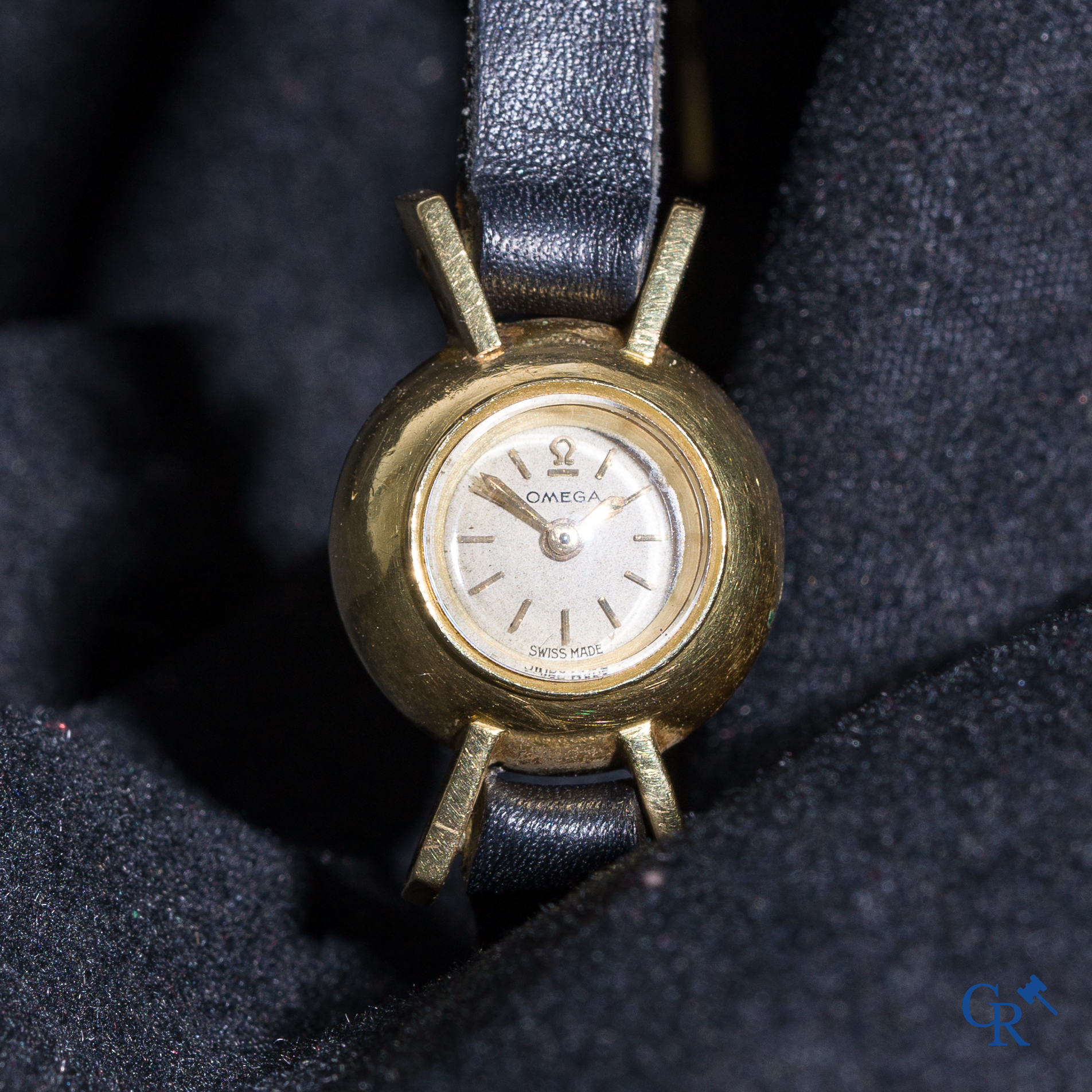 Watches: Omega, a small ladies wristwatch in gold 18K (750°/00).