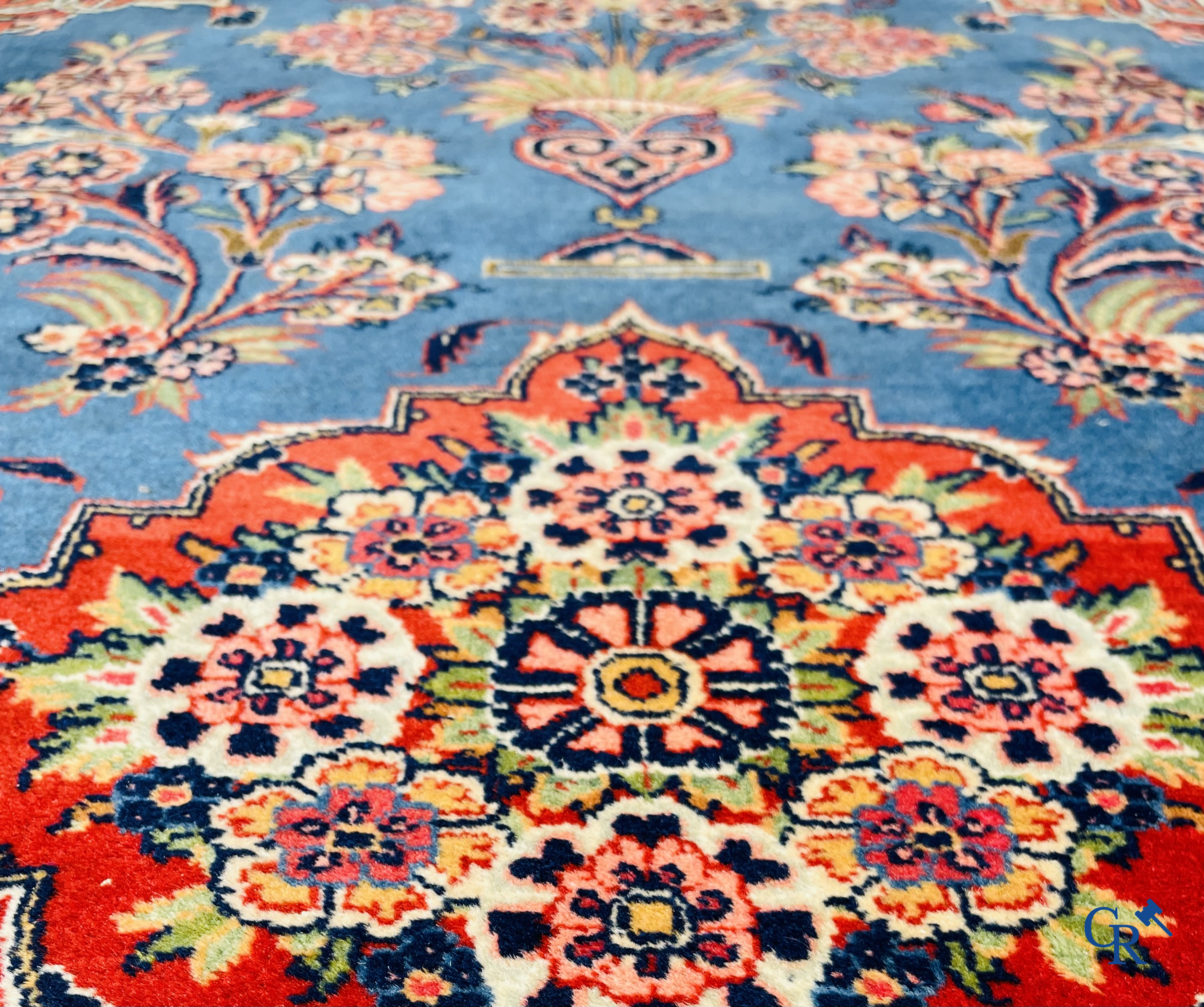 Tapis d'orient: Iran, tapis persan antique finement noué à la main avec des fleurs et des vases à fleurs.