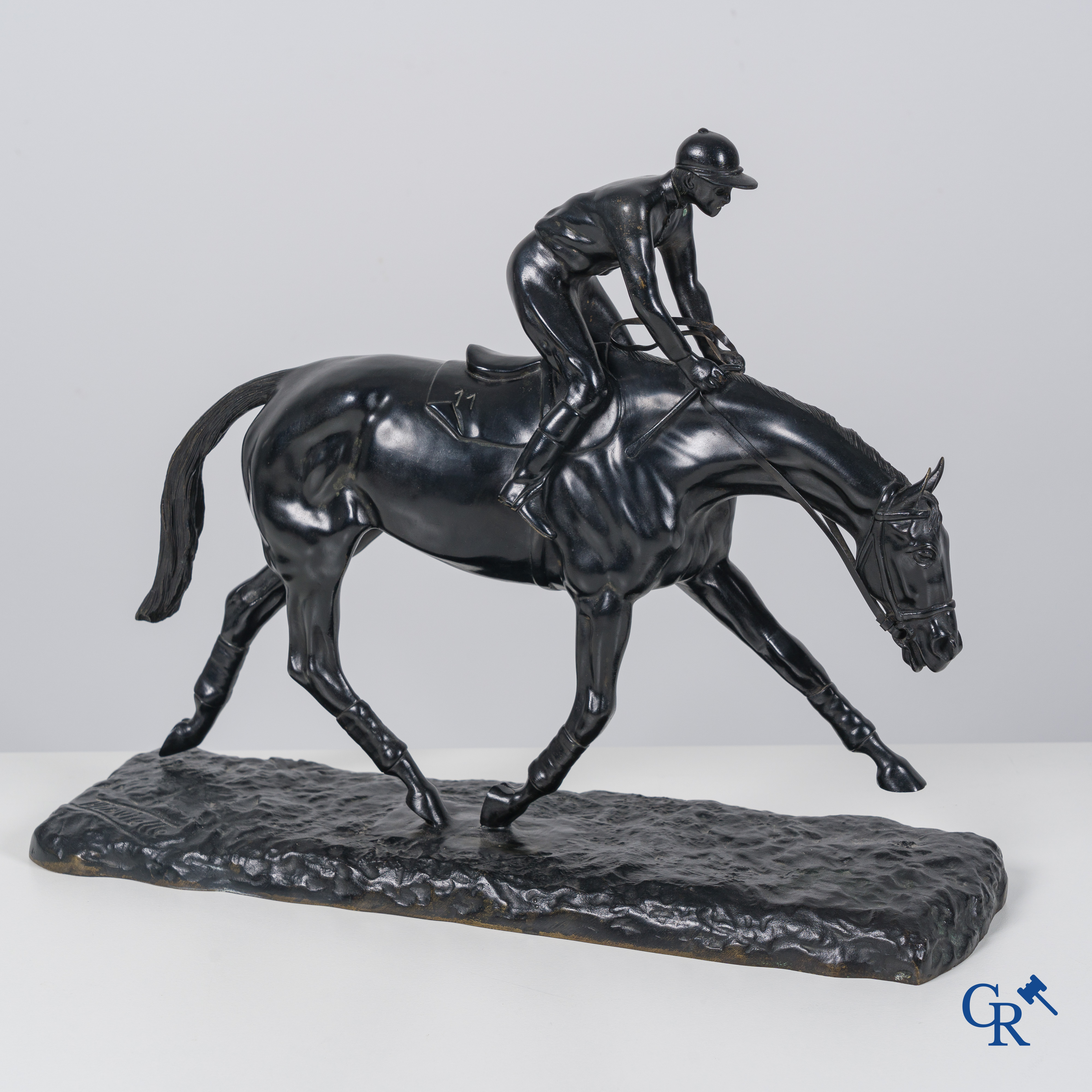 Roger de Minvielle (1897-1987)(*) Jockey. Bronzen beeld met donkerbruine patine. Gesigneerd Minvielle.