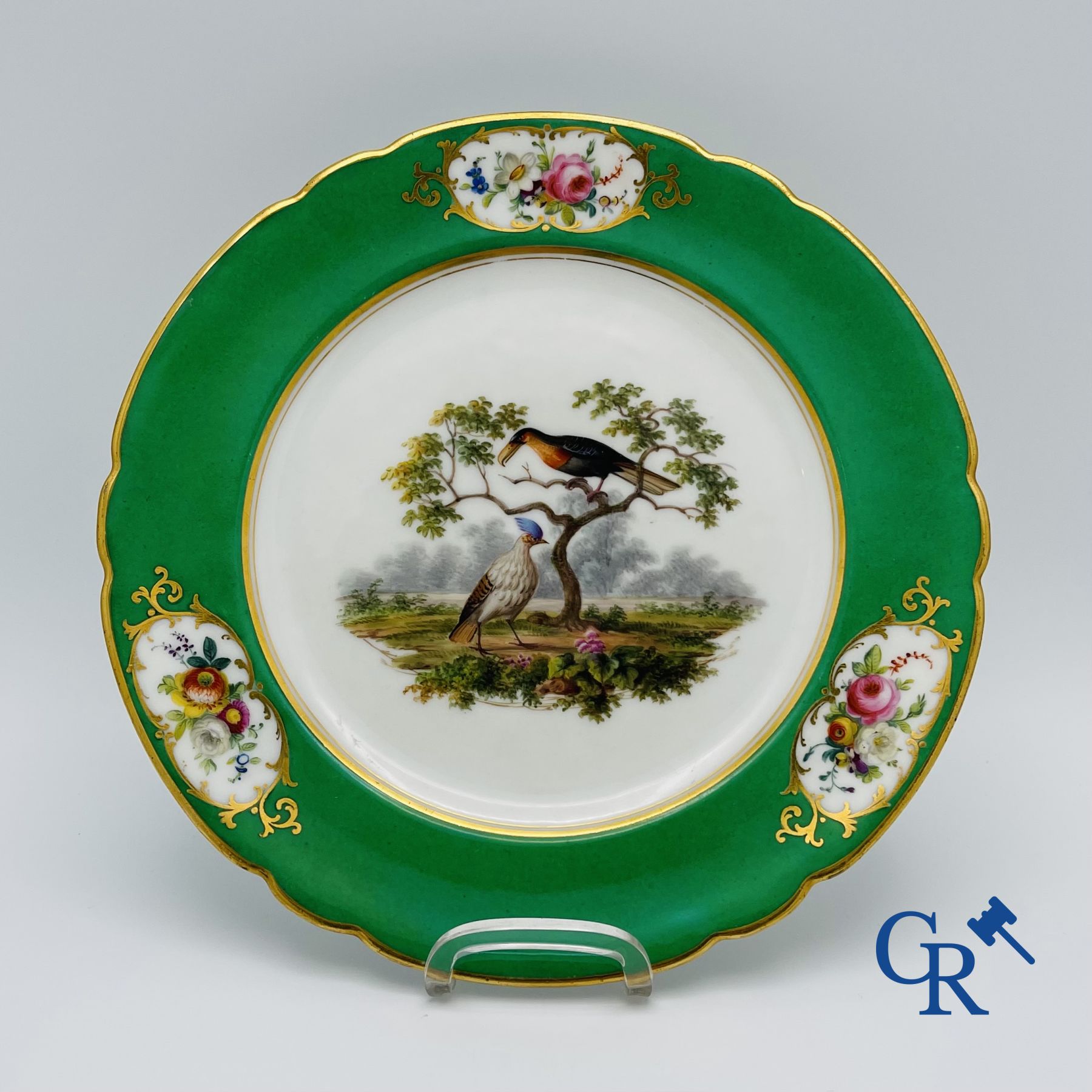 3 assiettes en porcelaine de Paris dans le style de Sèvres. XIXème siècle.