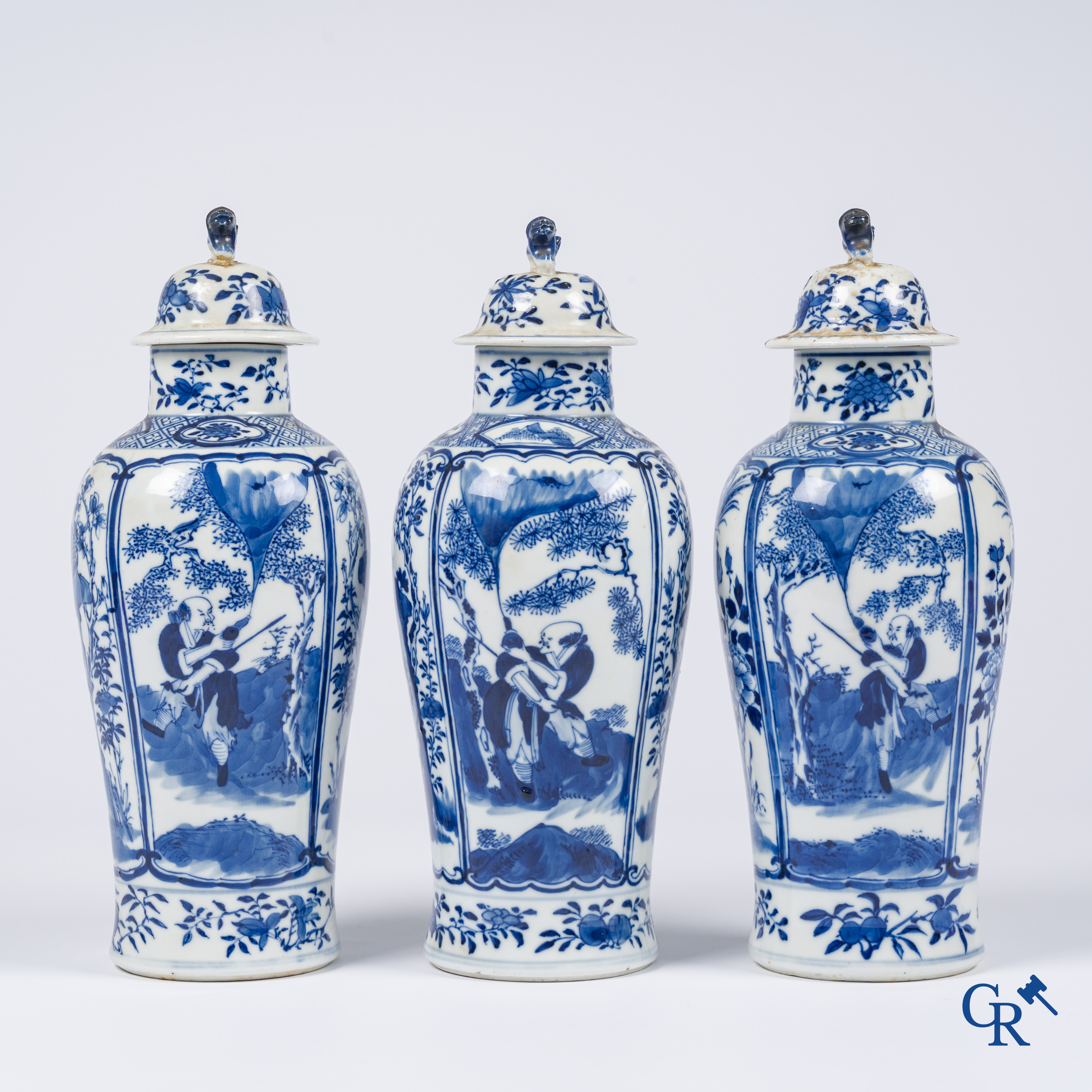 Aziatica, Chinees porselein. Een reeks van 3 Chinese blauw-wit dekselvazen. Kangxi-merk.