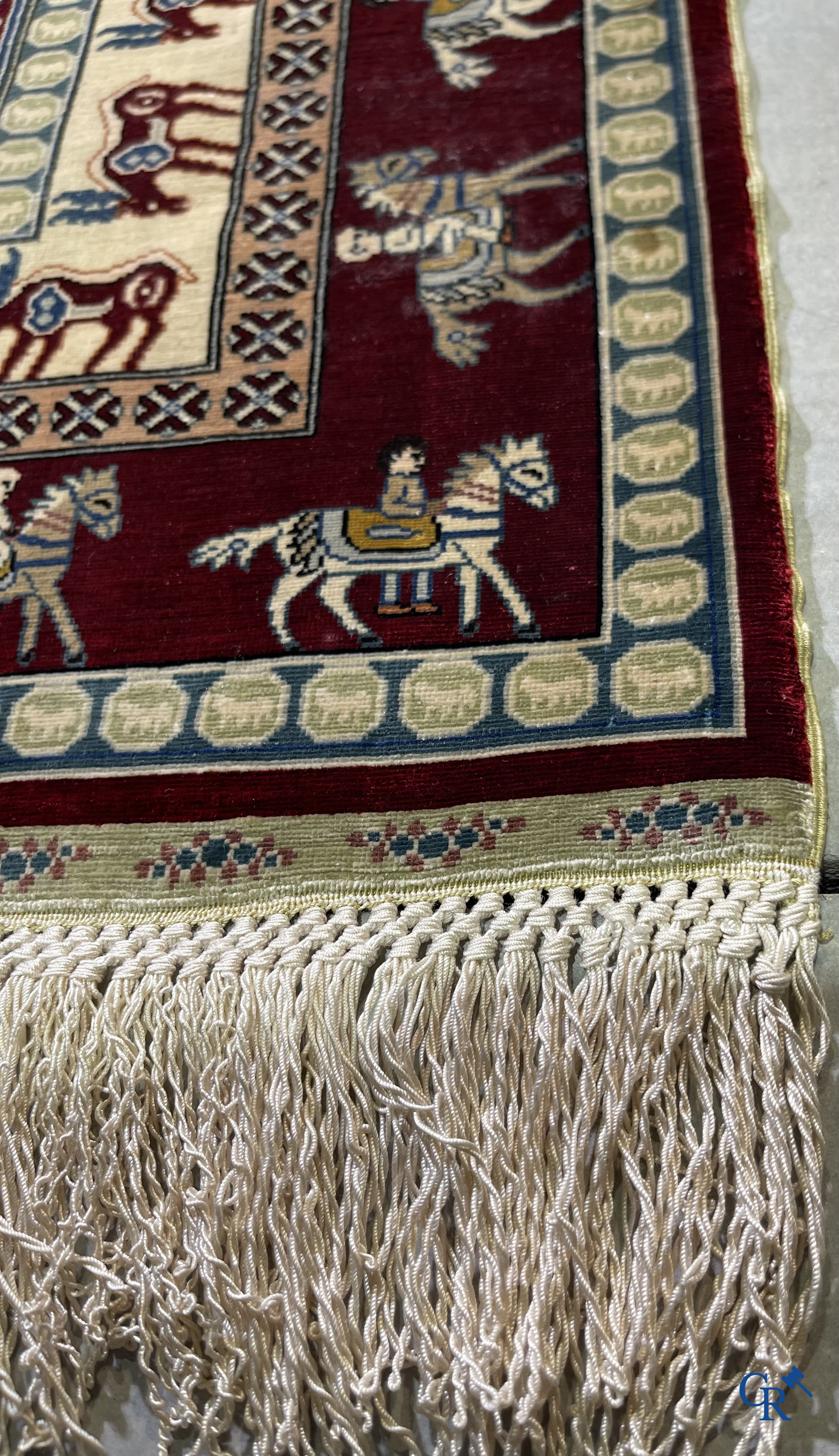 Tapis d'Orient: Un petit tapis en soie finement noué à la main avec des cerfs et des cavaliers. Signé.