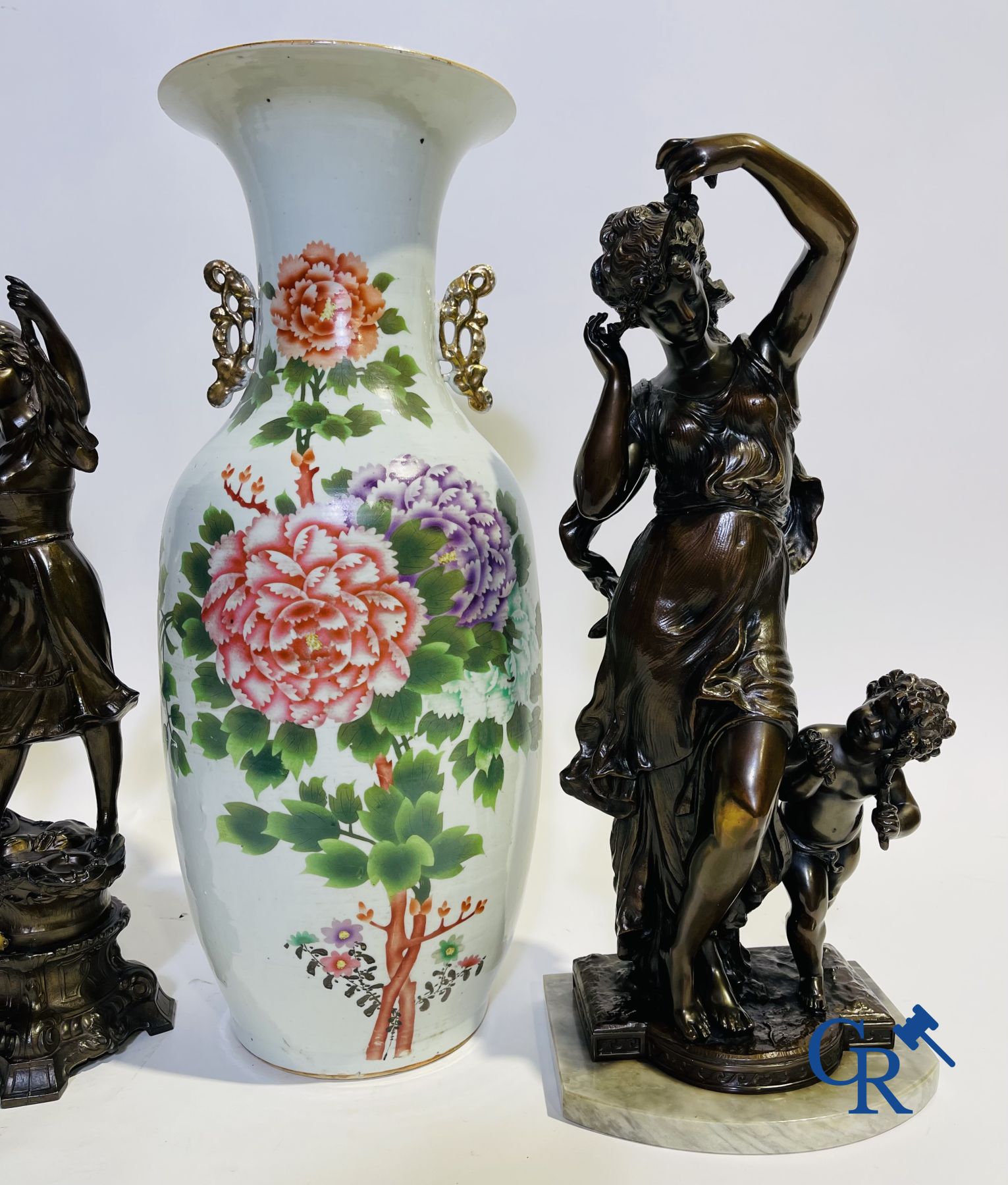 Un lot d'un vase chinois, 2 statues et une garniture de cheminée en régule.