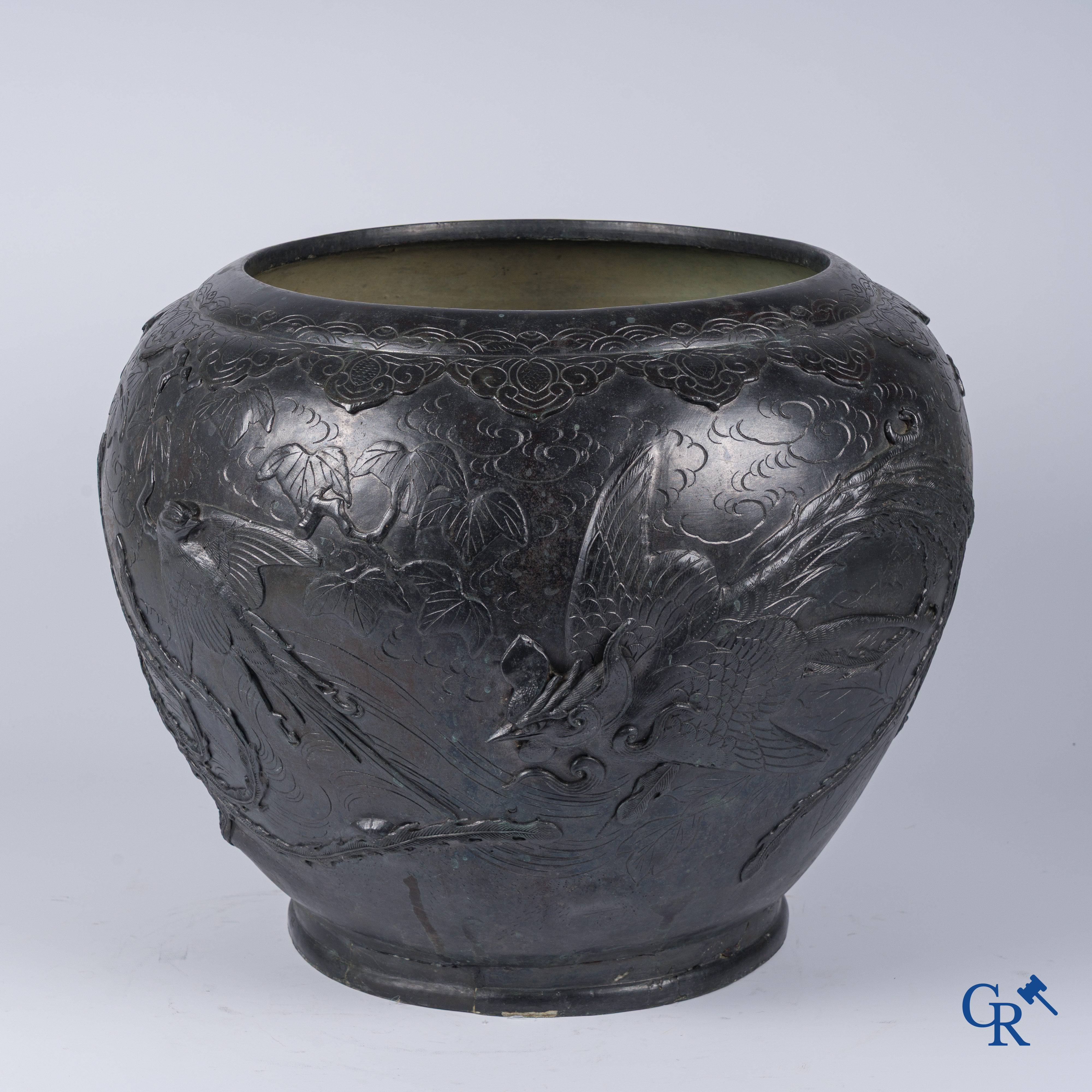 Aziatica, een grote Japanse bronzen jardinière met feniks vogels. 19e eeuw.