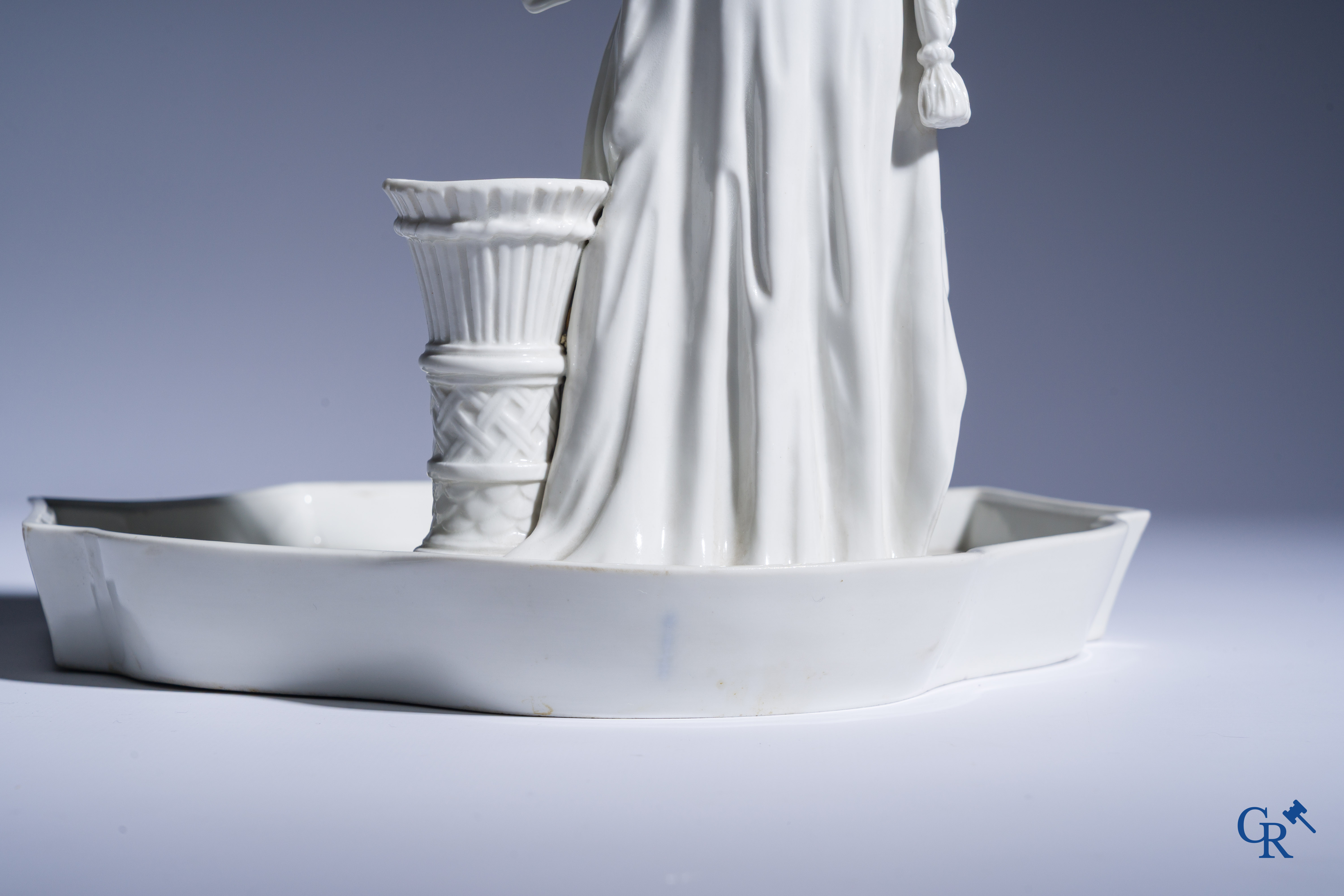 Koninklijke Porselein Fabriek Berlijn, KPM. Uitzonderlijk porseleinen inktstel in Aziatische stijl. Periode 1780-1830.