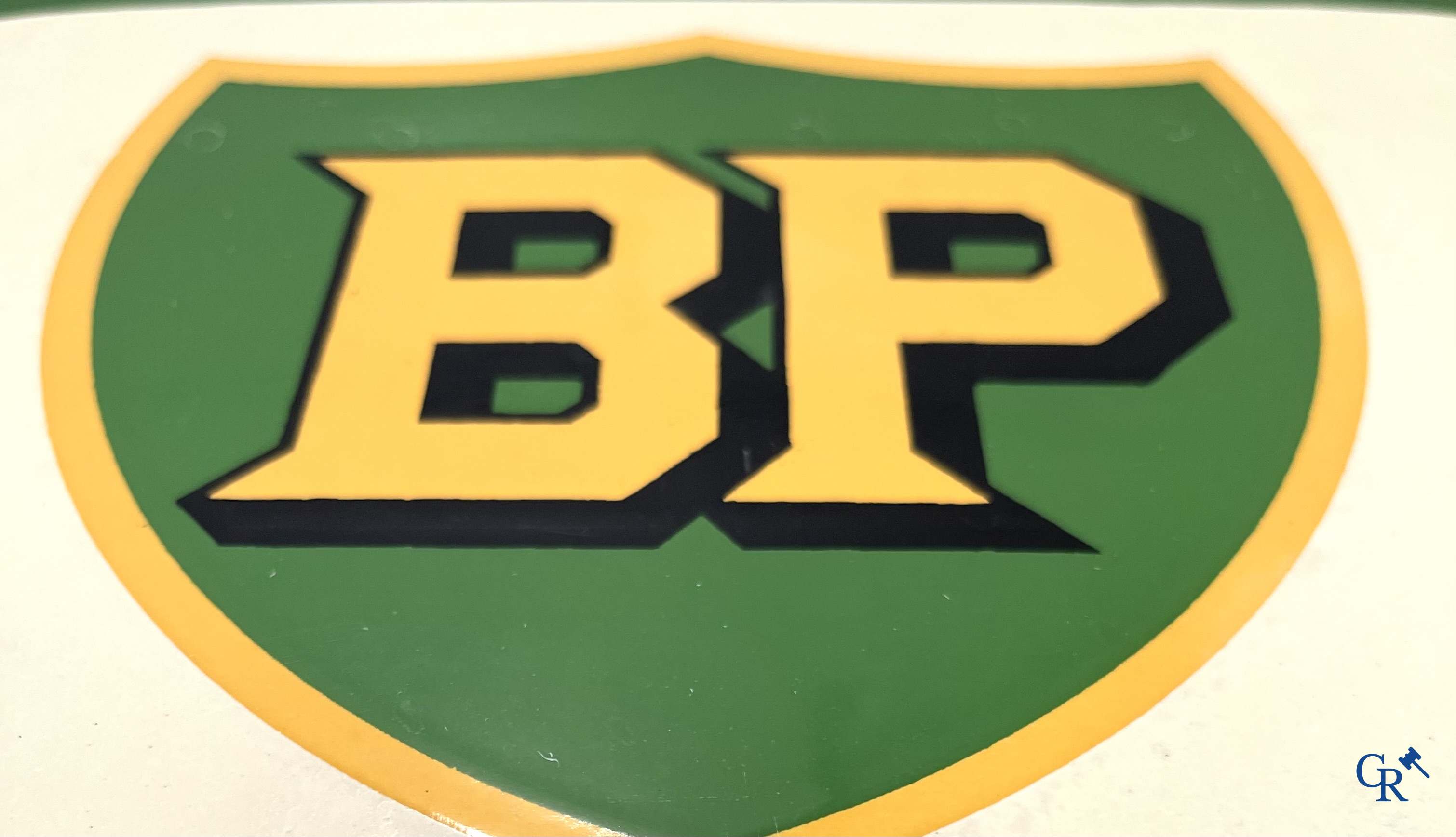 BP Motor Oil. Een emaille reclamebord met ingewerkte thermometer voor BP motorolie. Emaillerie Belge. 50'er jaren.