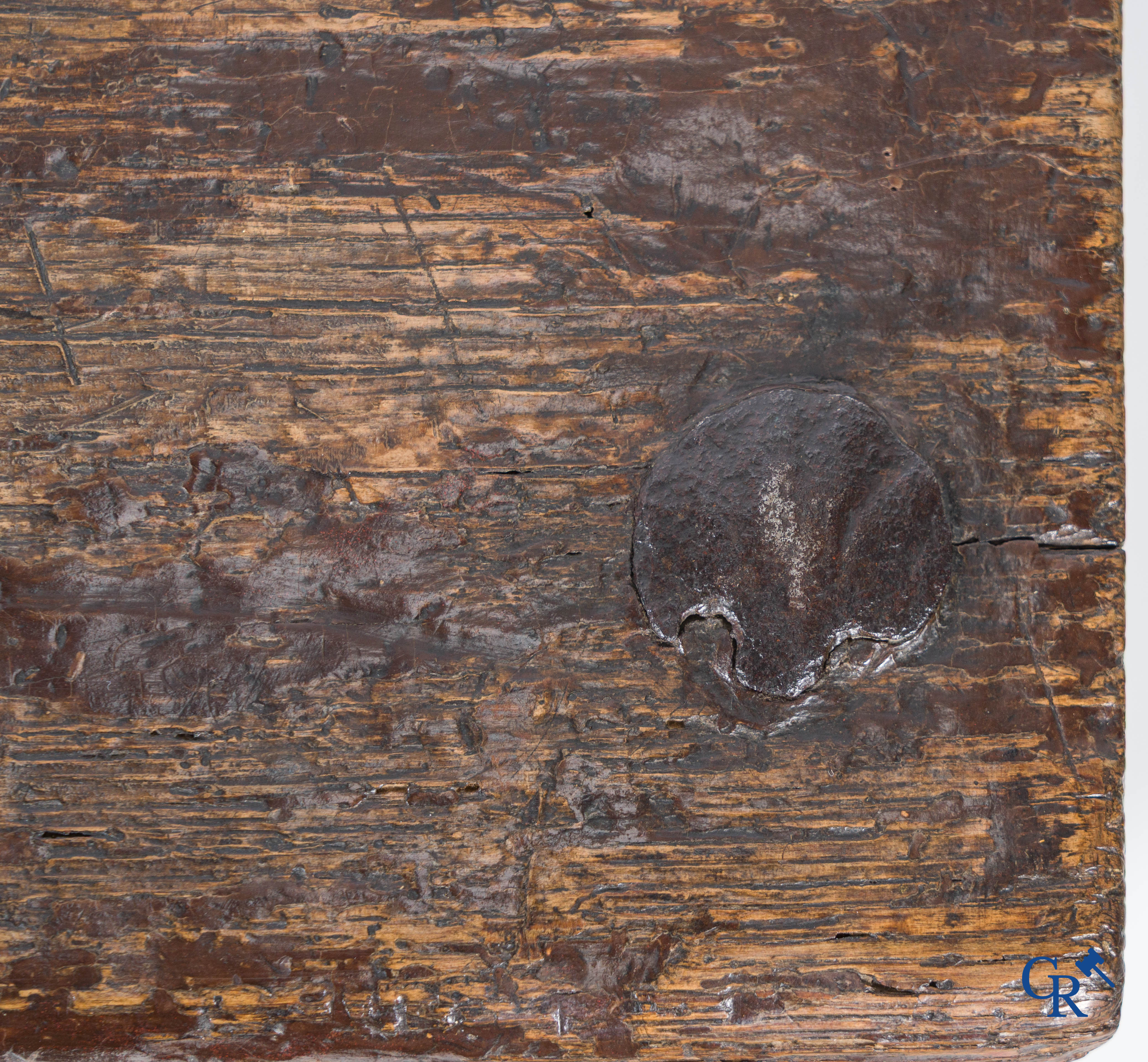 Gotiek. Een Gotische eikenhouten gesculpteerde koffer met zijn slotwerk in smeedijzer. 2de helft 15e eeuw.