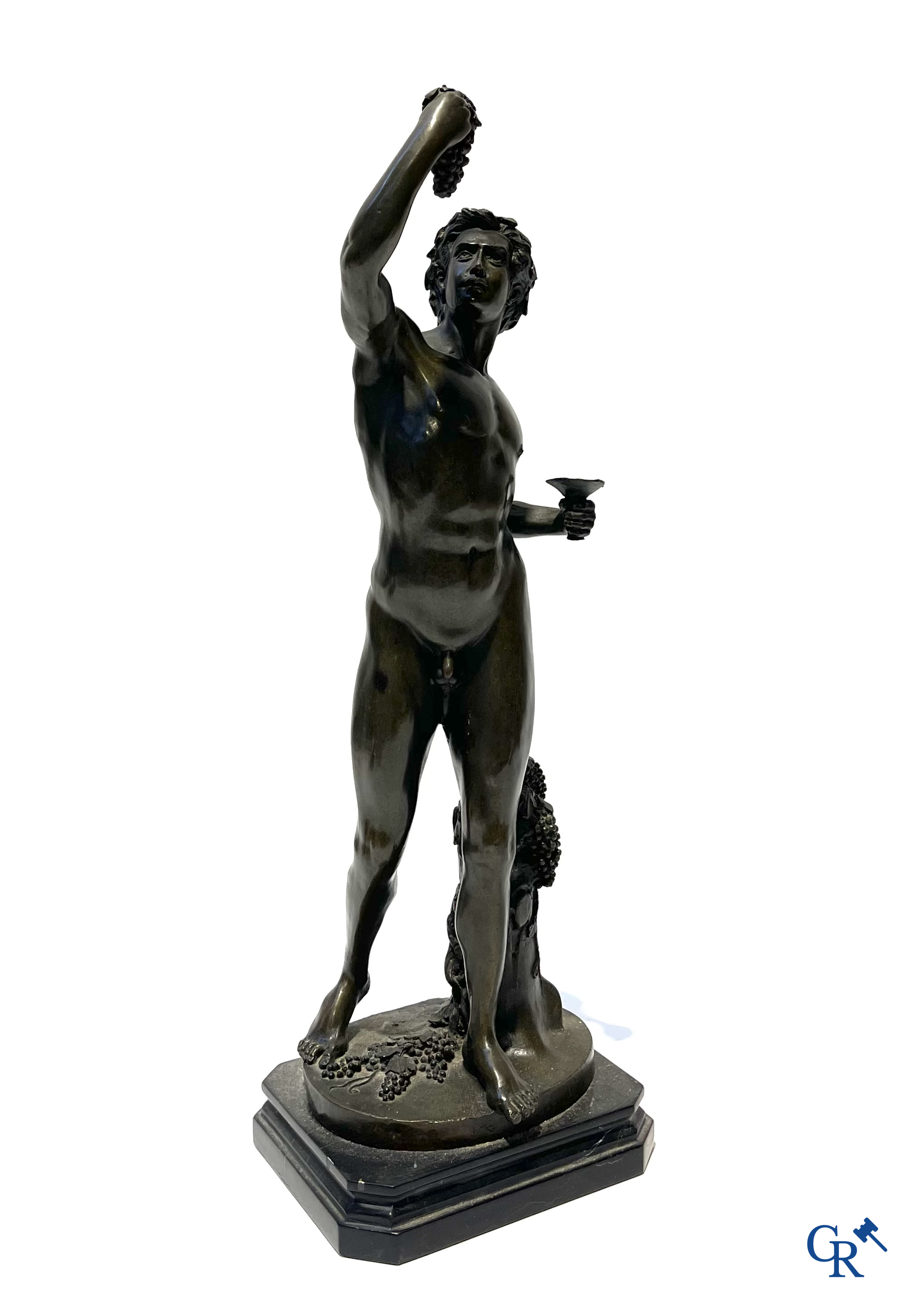 3 statues à l'antique en bronze, socle en marbre. XXème siècle.