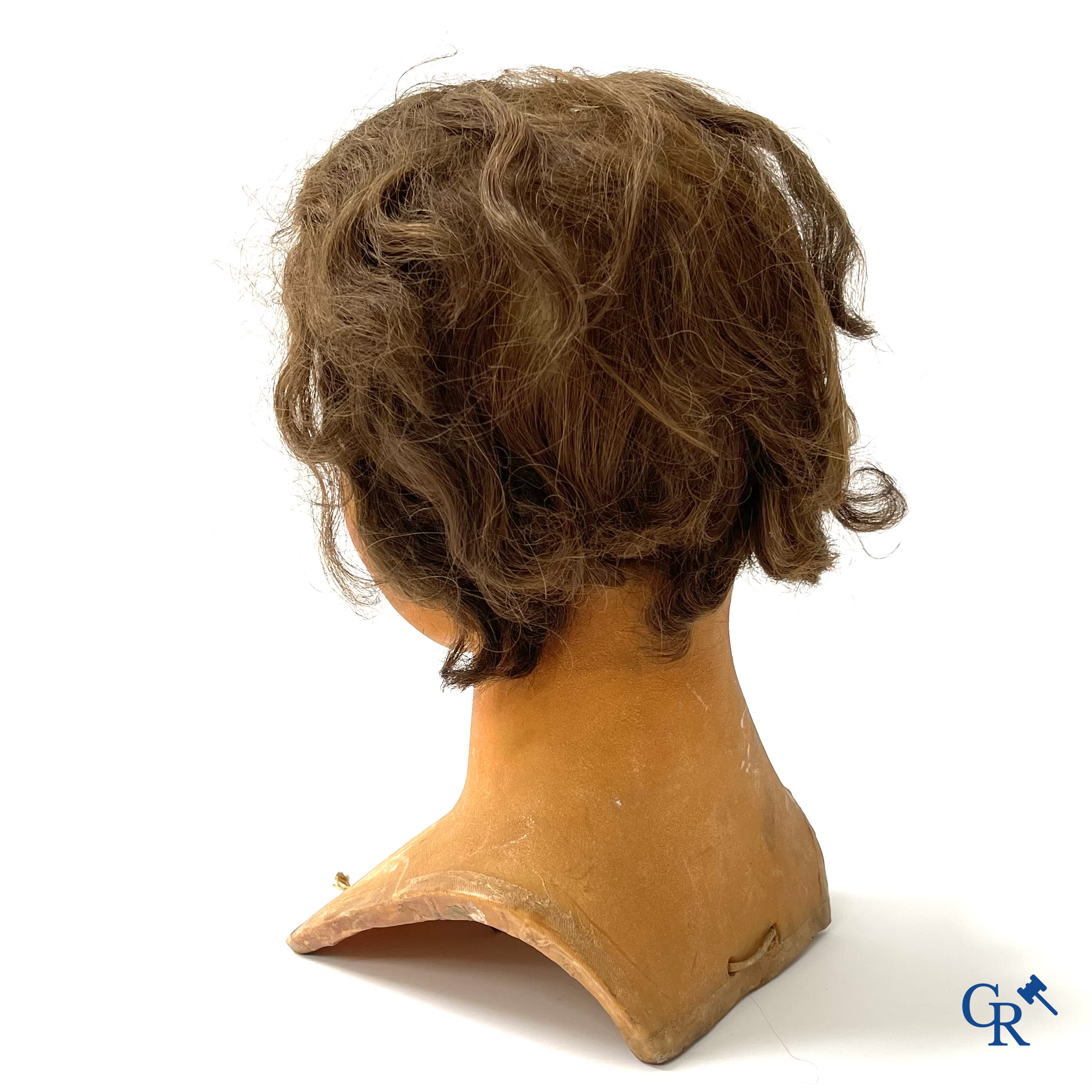 Een paar bustes voor mannequins in was met glazen ogen. Hoogstwaarschijnlijk Siegel of Pierre Imans. Circa 1920.