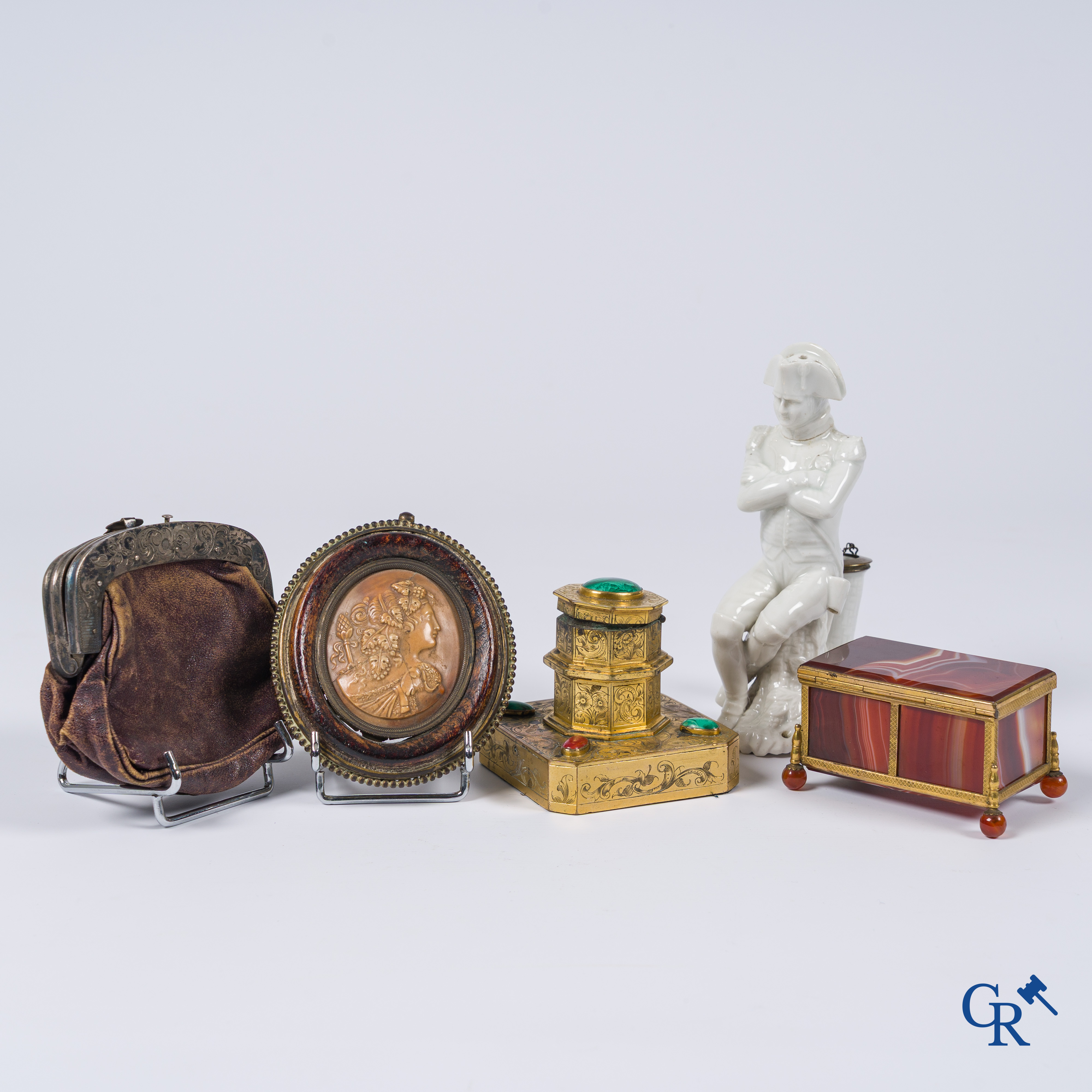 Divers lot antiquiteiten, inktpot Napoleon Bonaparte, zilver geldbeugel 18e eeuw, koffertje agaat, enz. 18e en 19e eeuw.