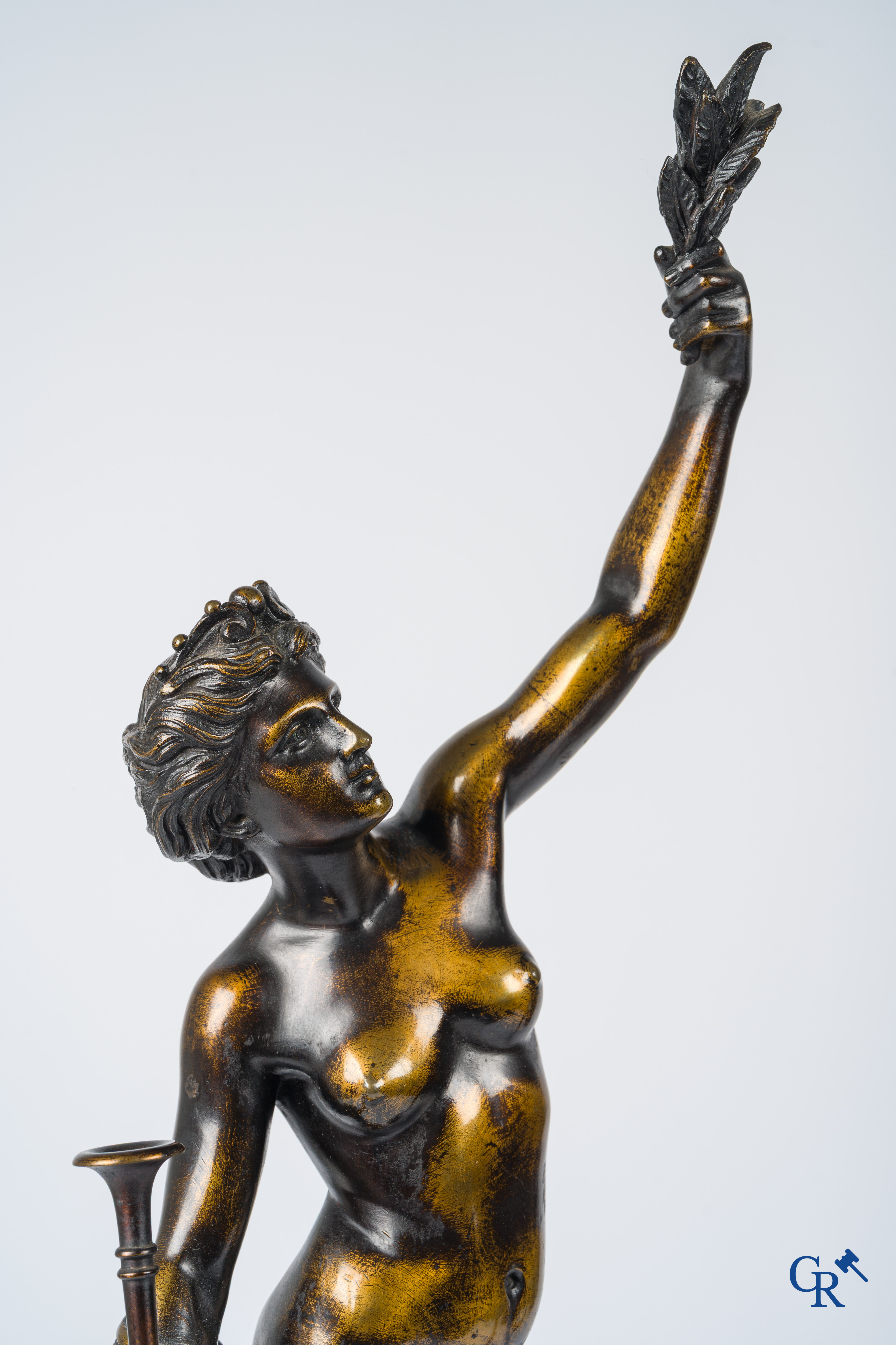 Paire d'importantes statues à l'antique en bronze d'après un modèle de Jean De Bologne.