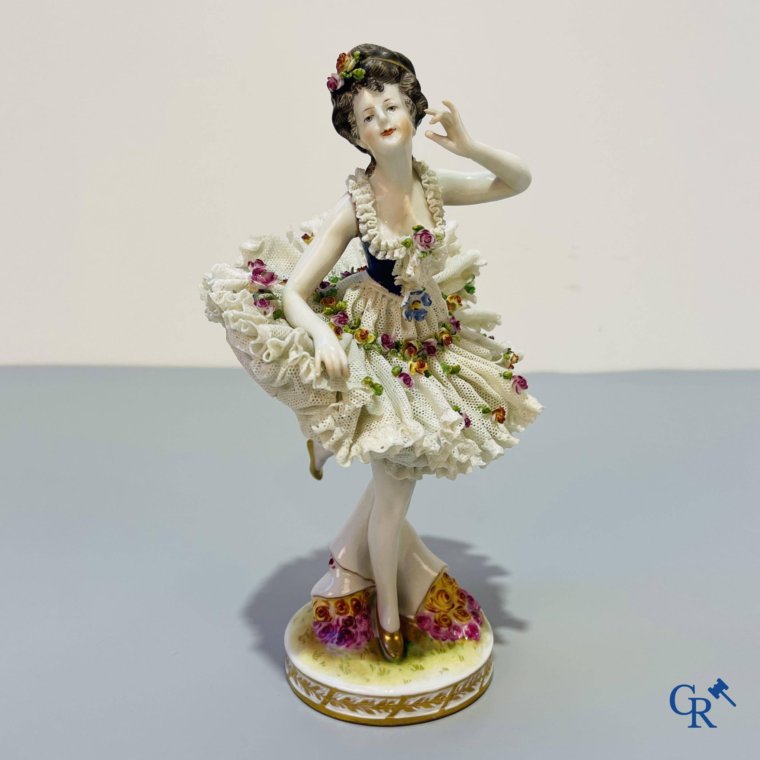 Europees porselein, Ludwigsburg, een danseres in fijn gedecoreerd Duits lace porcelain.