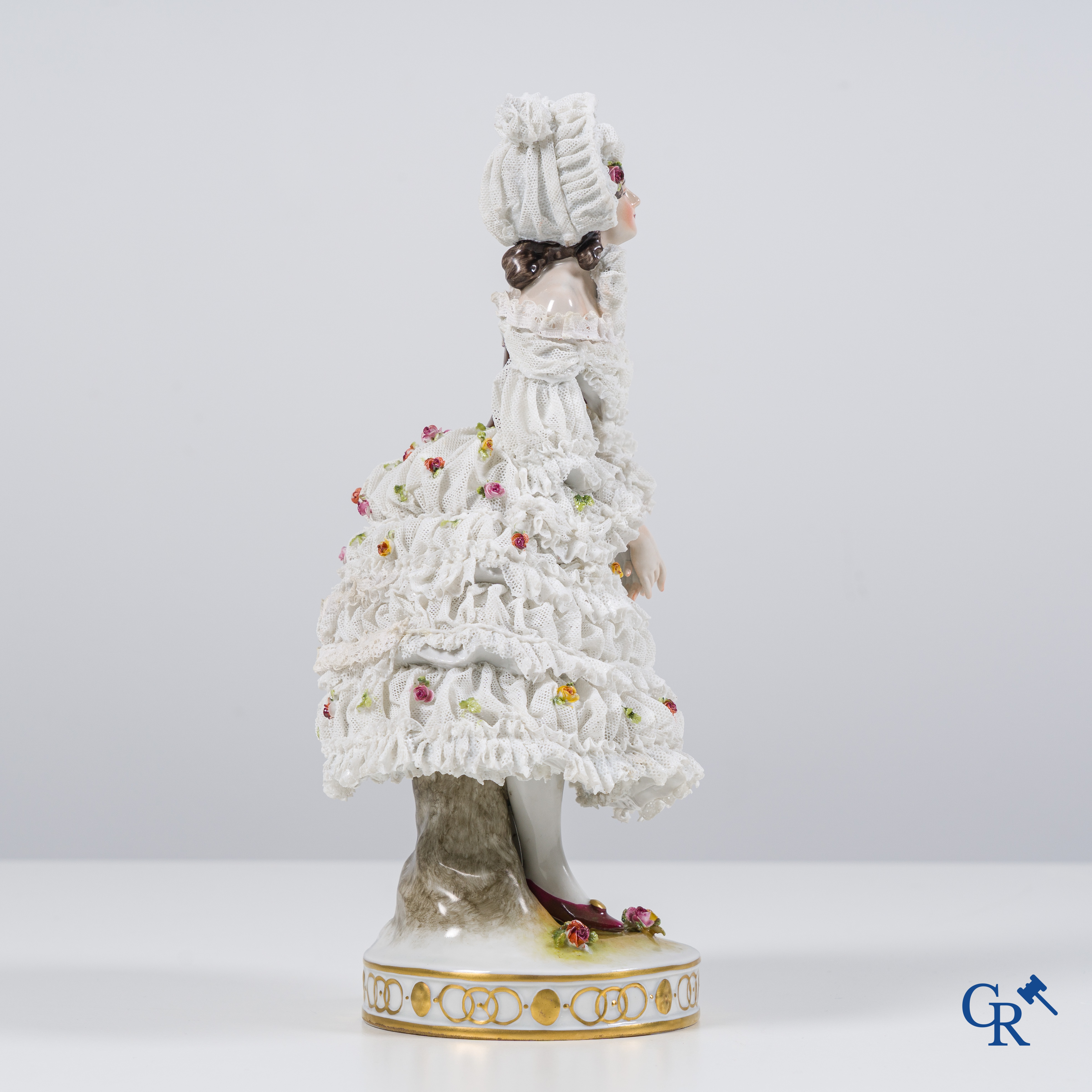 Volkstedt Rudolstadt: Lace porcelain. Grote voorstelling van een elegante dame in een belle-époque jurk.