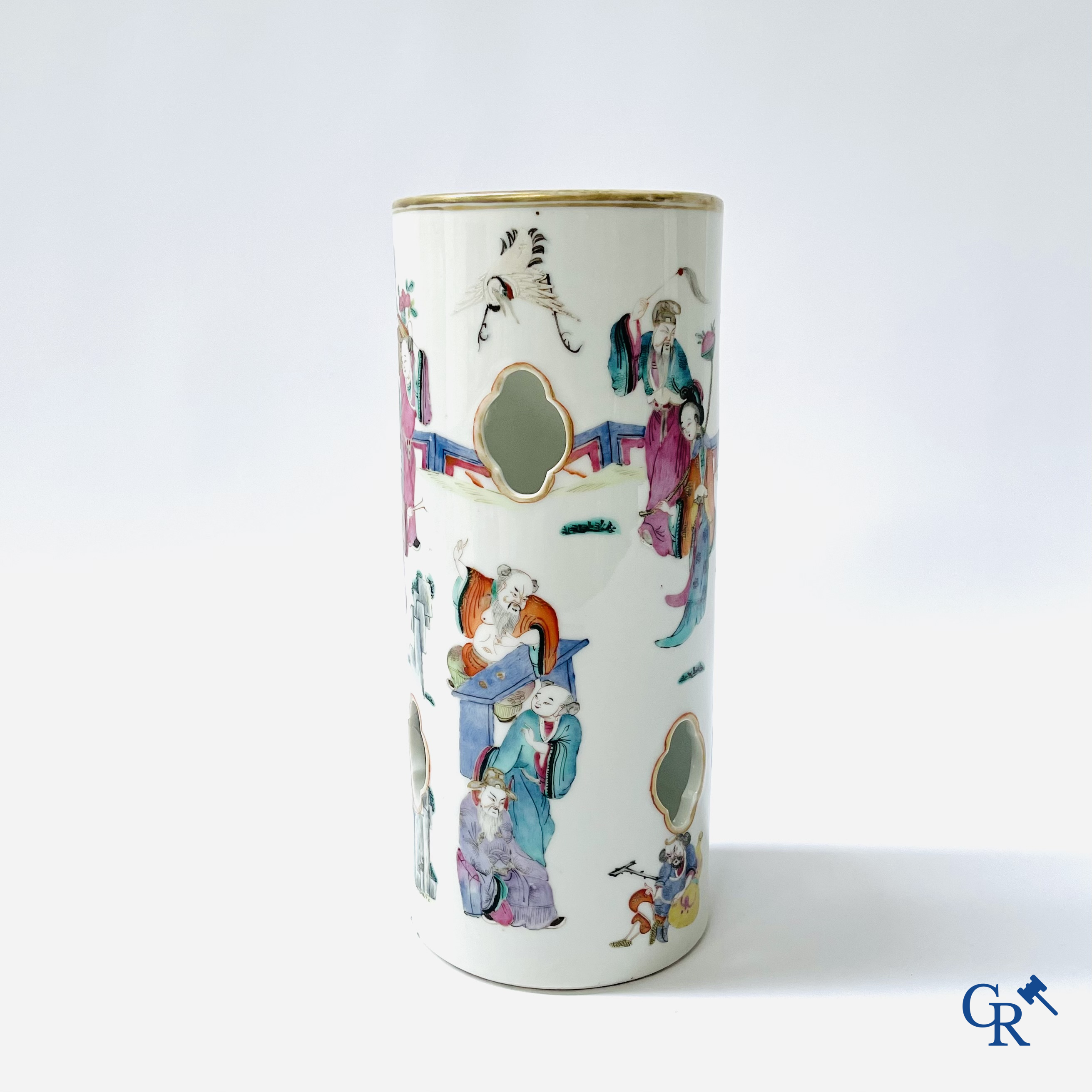 Aziatica, Chinees porselein. Een Chinese famille rose hoeden staander. Gemerkt. 19de eeuw.