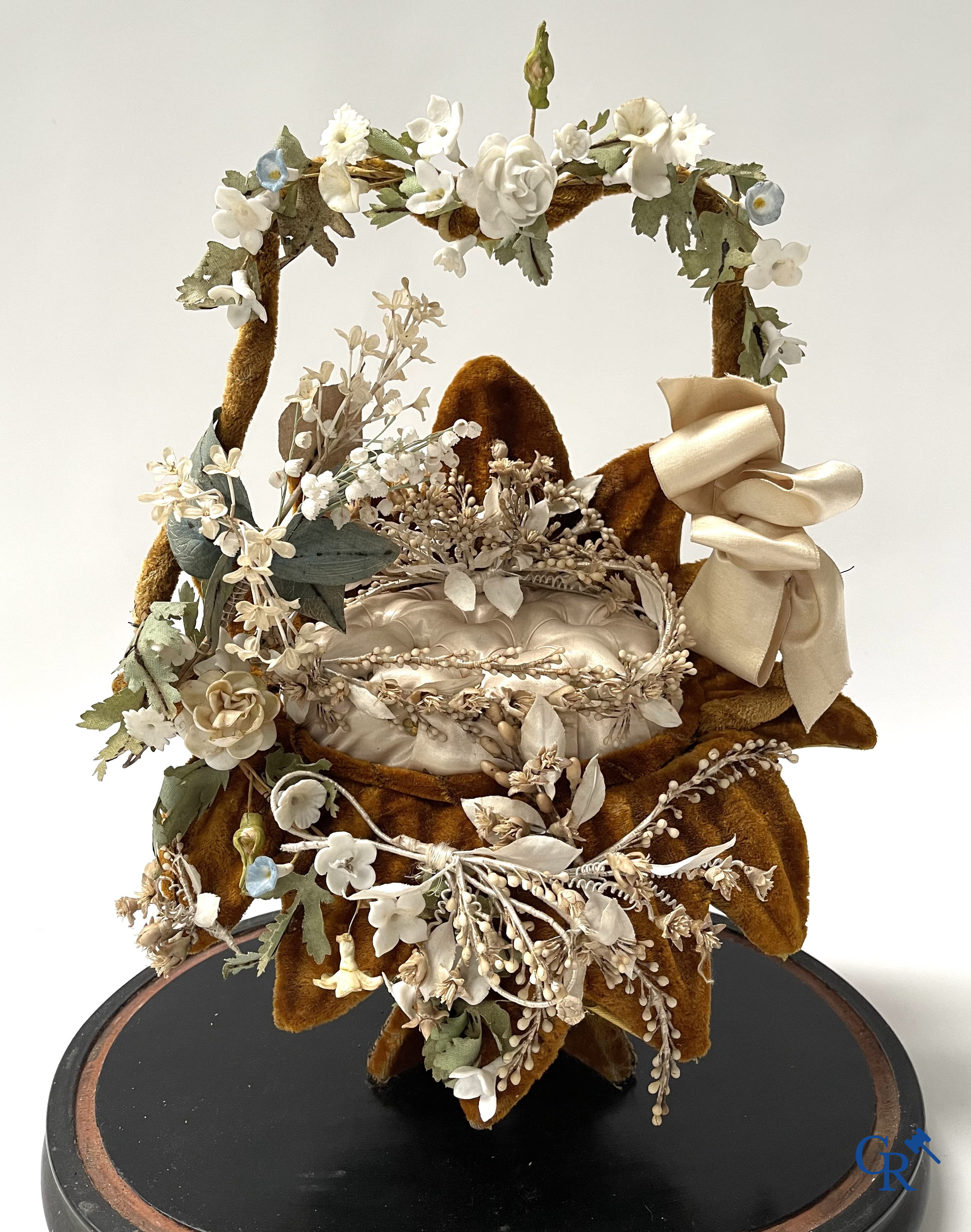 2 globes en verre avec un bouquet de mariage en forme de panier, décorés de fleurs en porcelaine fine. Vers 1900.