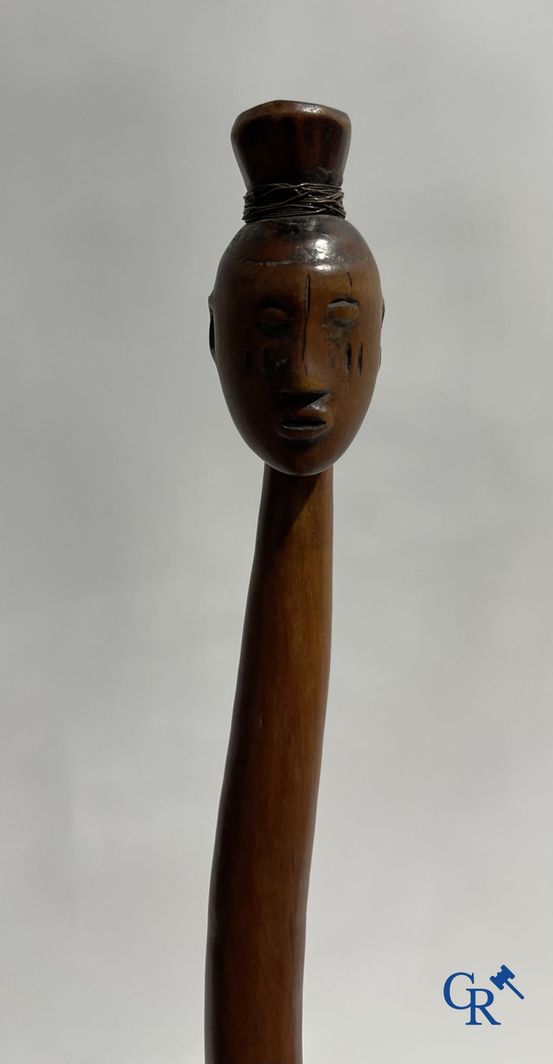 Art africain: Un bâton en bois sculpté.