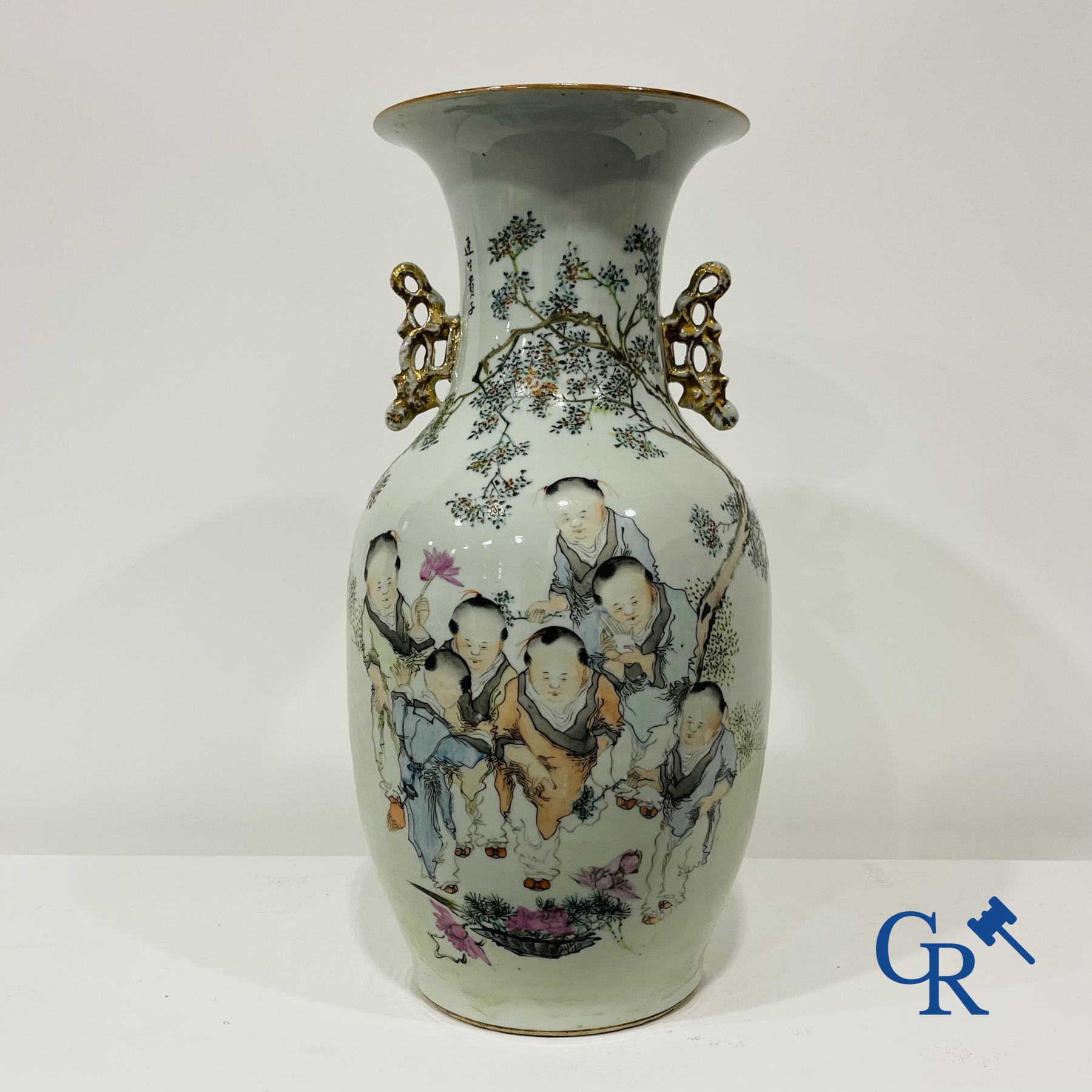 Chinese porcelain: Chinese vase with a decor of 7 children playing in a garden.