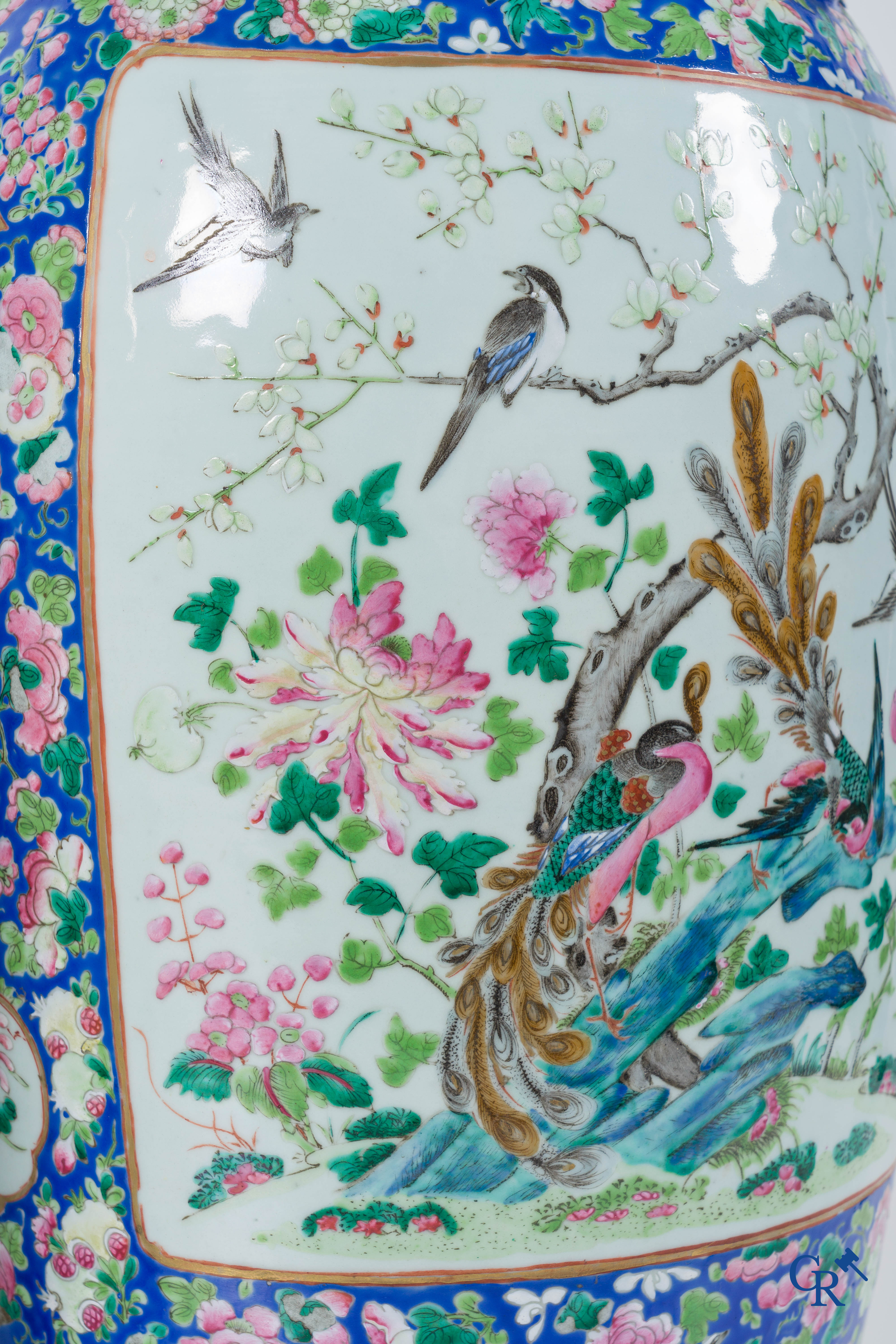 Art Asiatique: Porcelaine chinoise. Une paire d'importantes vases chinois avec un décor famille rose. Chine 19ème siècle.