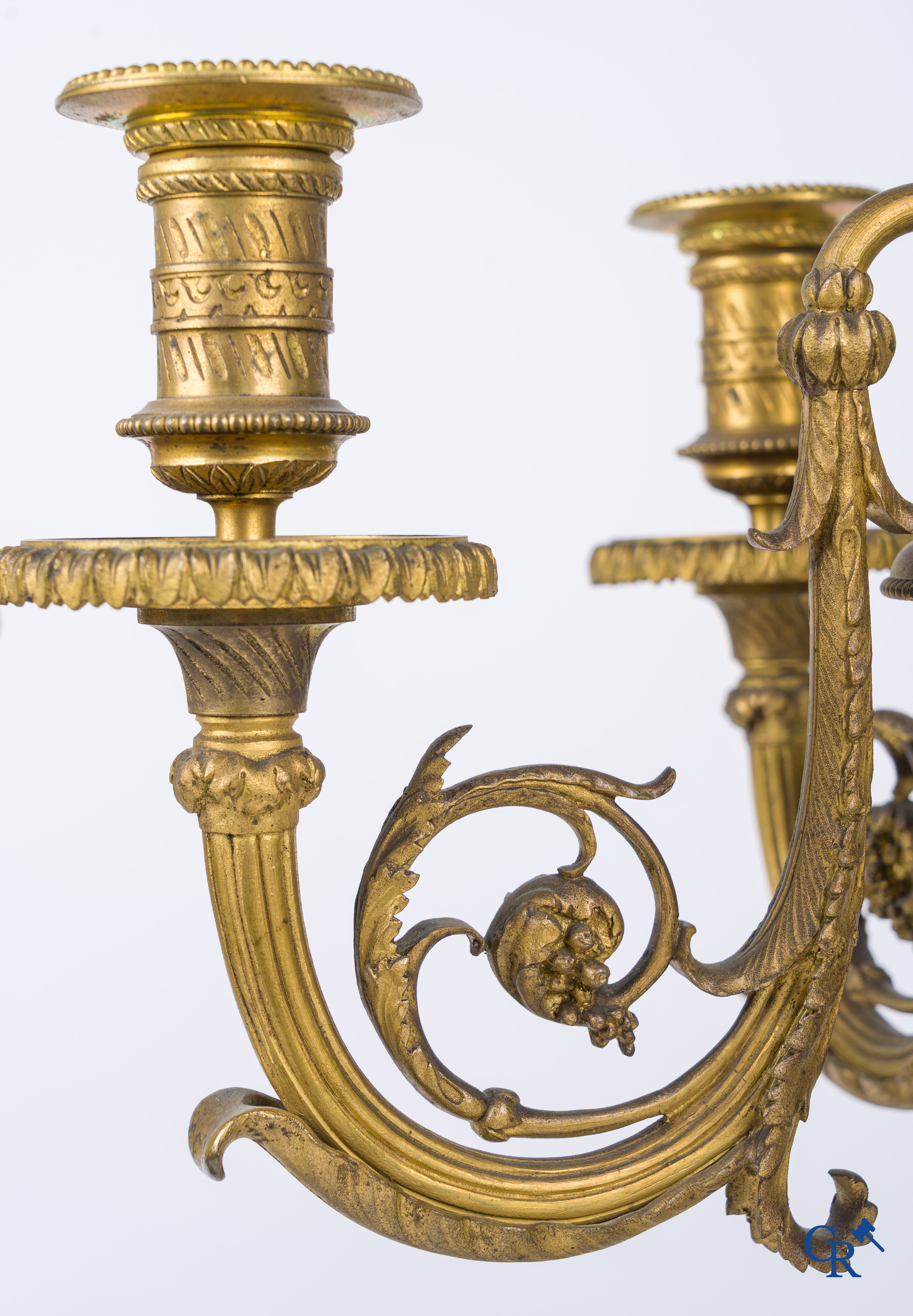 Aziatica, Een paar bronzen kandelaars met fijn bewerkte Oosterse vazen met draken. Circa 1880.