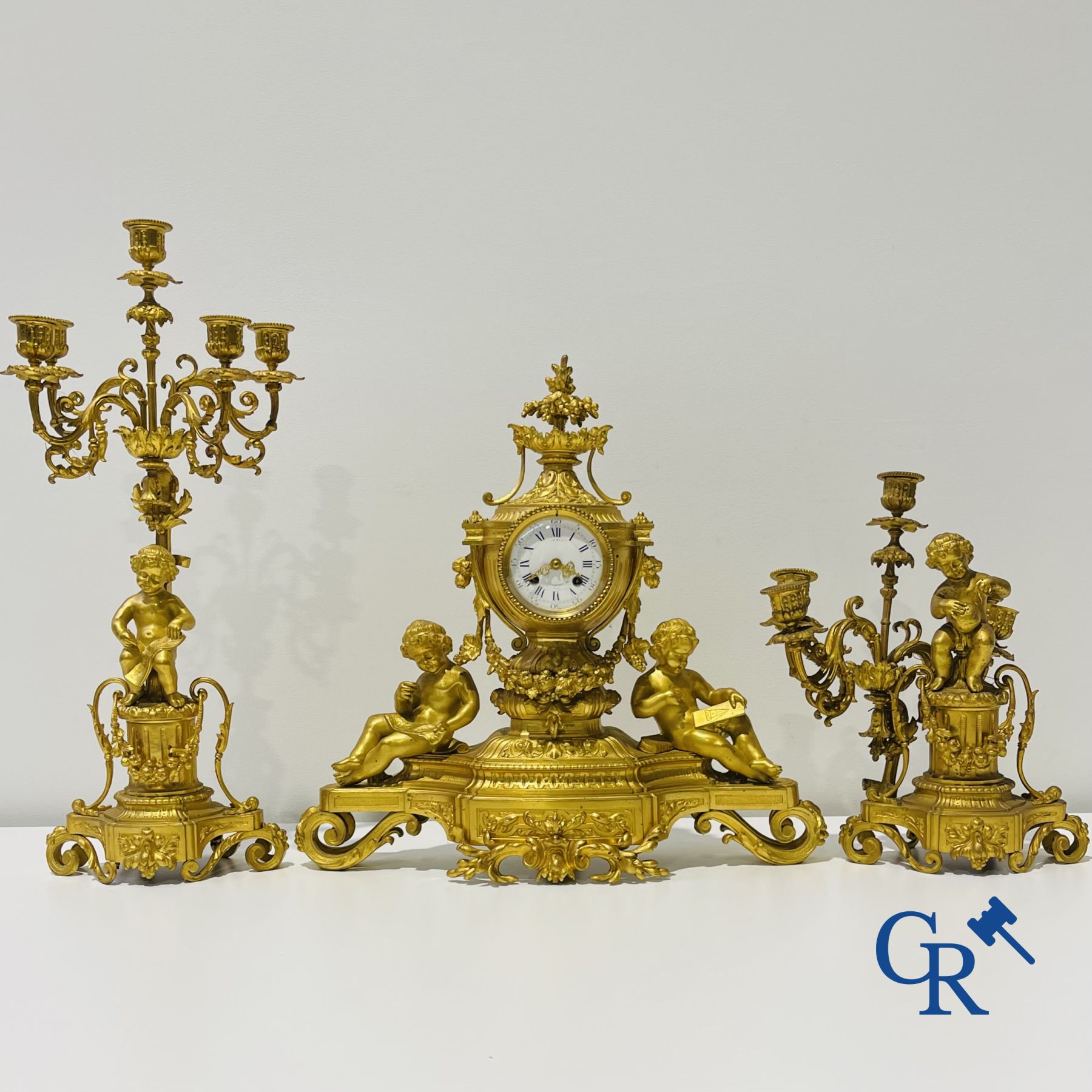 Garniture de cheminée en bronze doré de style LVI avec putti. Jules Petit à Paris. Epoque Napoléon III.