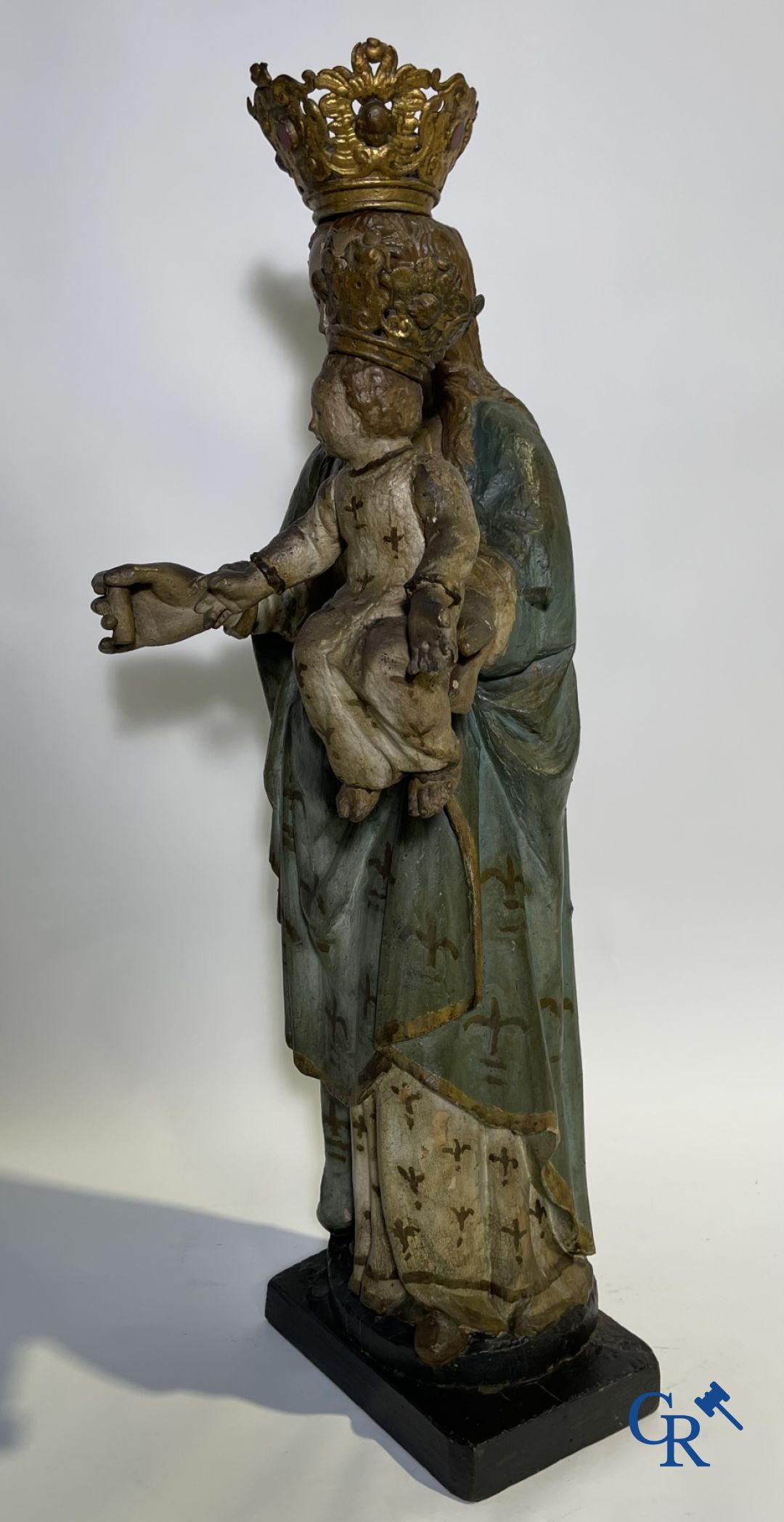 Sculpture Baroque en bois polychrome d'une Vierge à l'enfant. La couronne est incrustée d'une pierre semblable à de l'ambre.