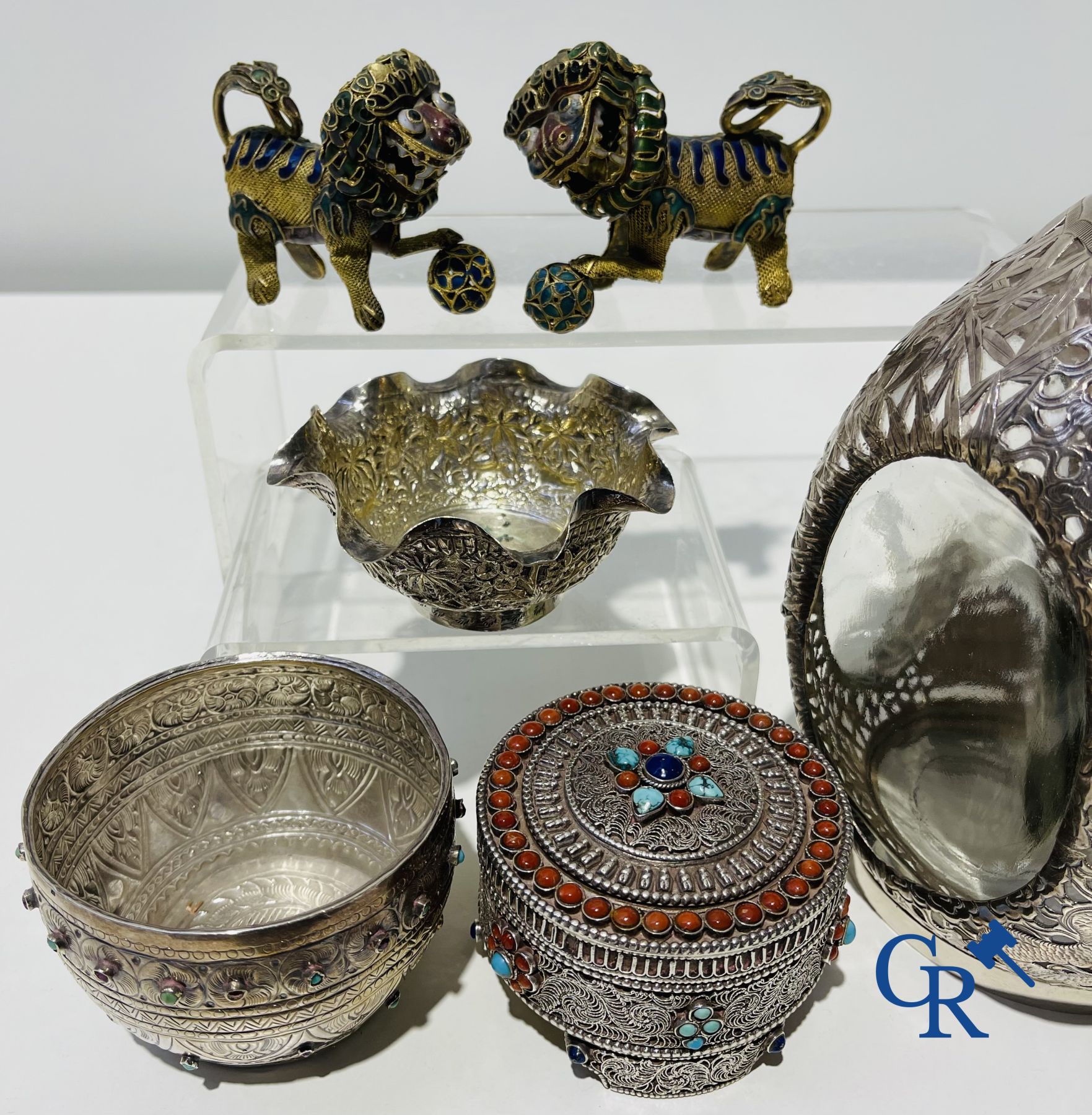 A lot with various silver objects and a pair of Buddhist enamelled copper lions.