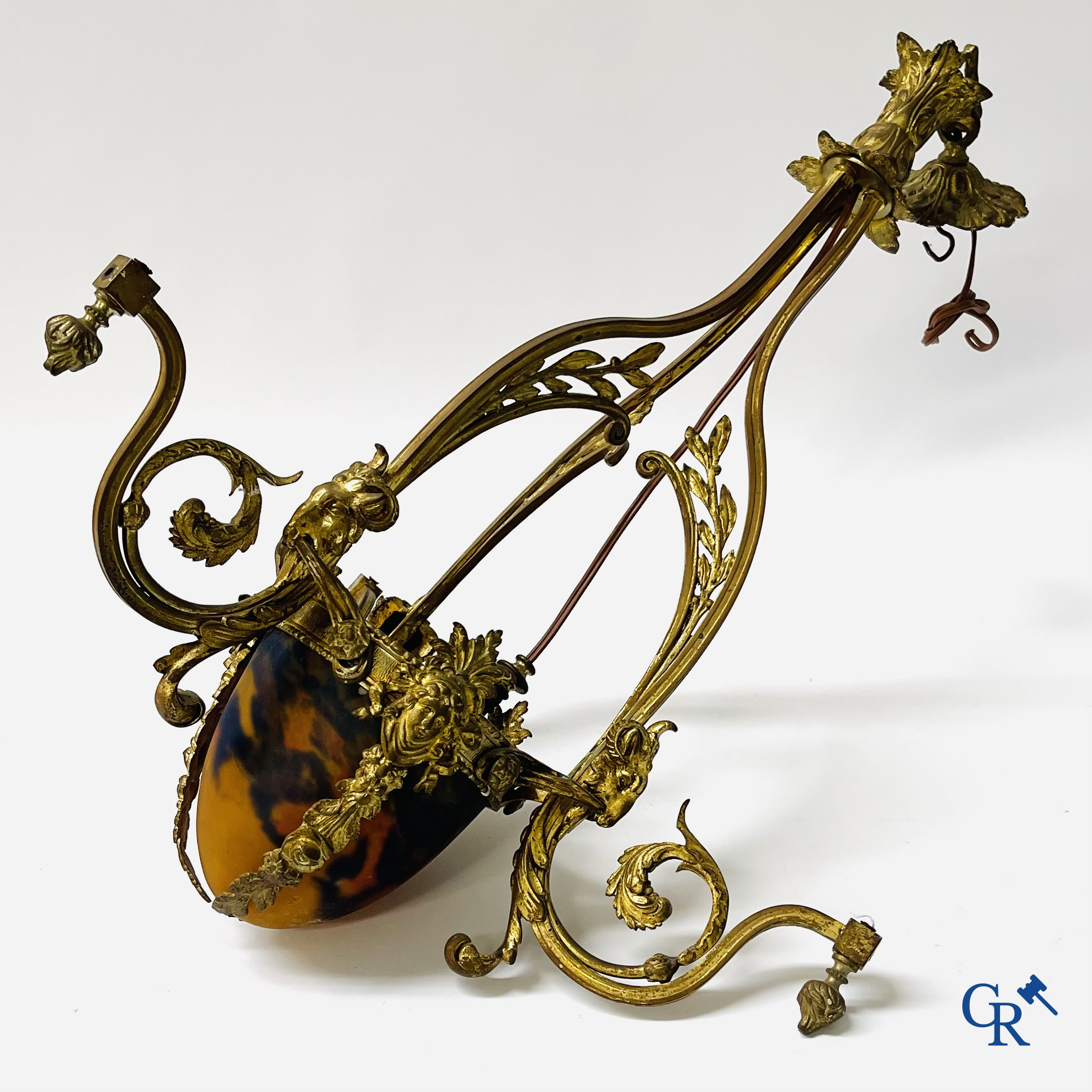 Un grand lot de brocante, y compris Royal Dux, statues en biscuit, porcelaine, globes, statues en régule, lampe de table, lustre, etc.