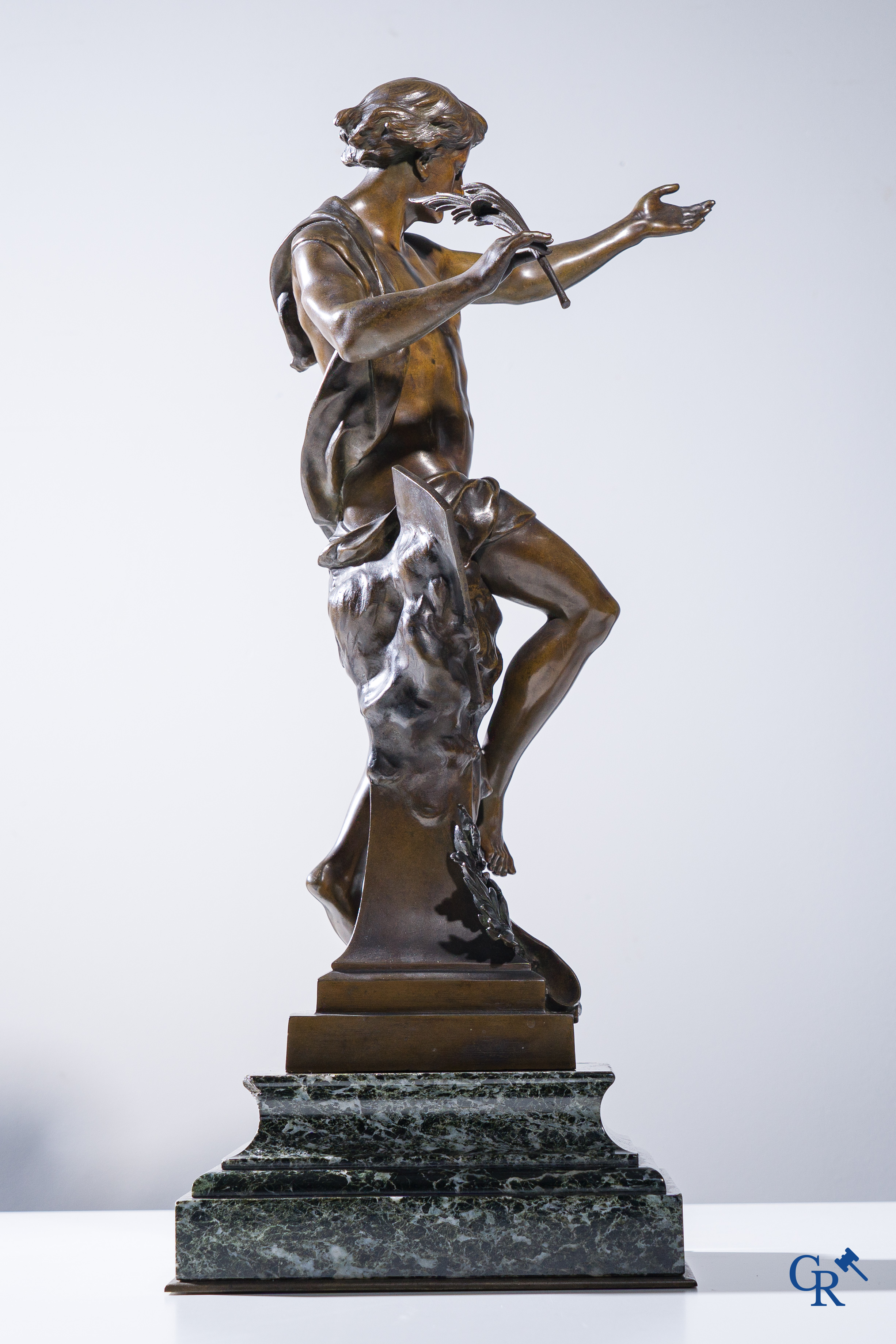 Emile Picault (1833-1915) Immortalitas Gloria. Bronzen beeld op een marmeren sokkel. Gesigneerd E. Picault.