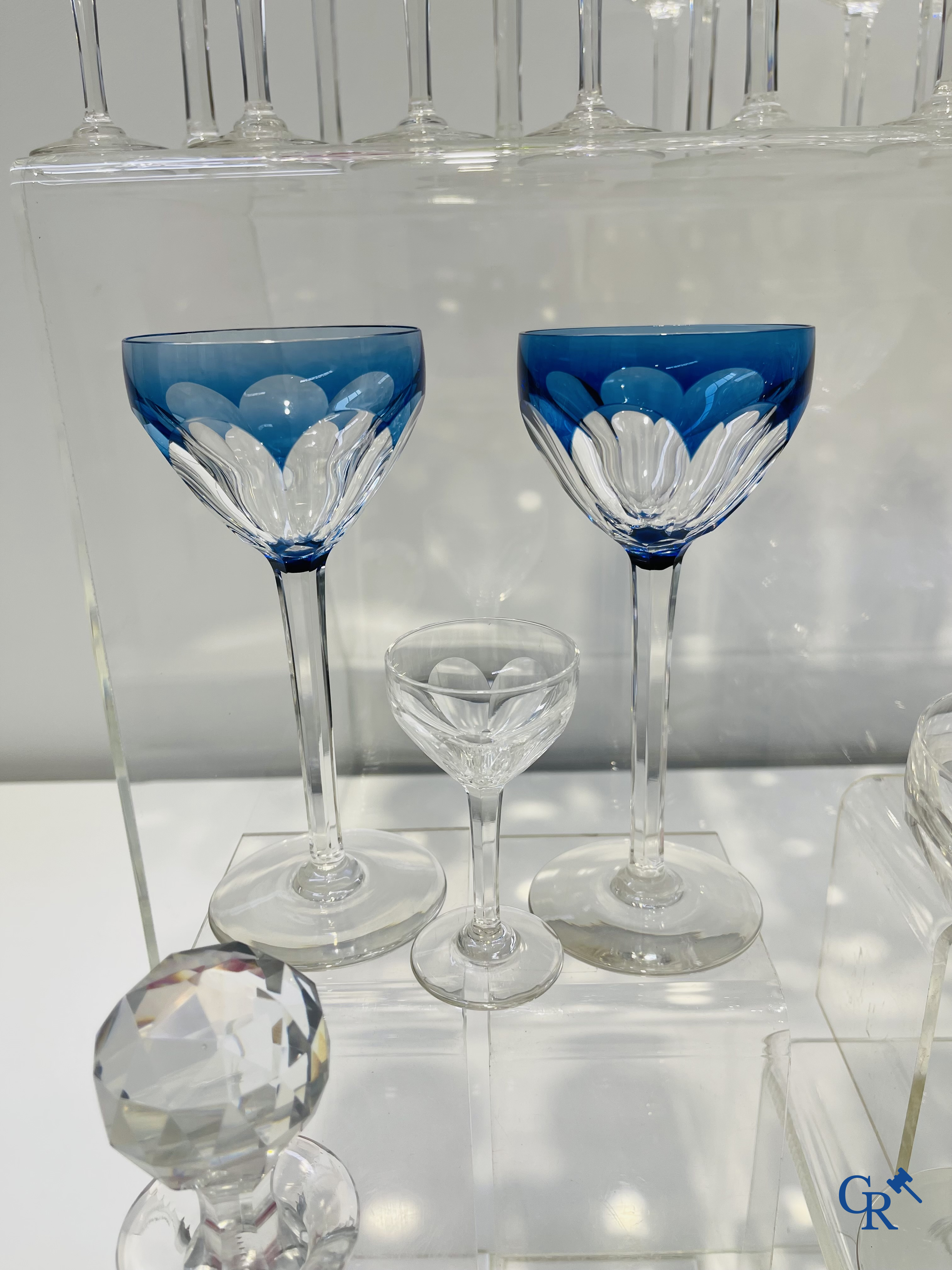 Val Saint Lambert. Grand lot de verres en cristal, 2 carafes et 6 tasses ajoutées.