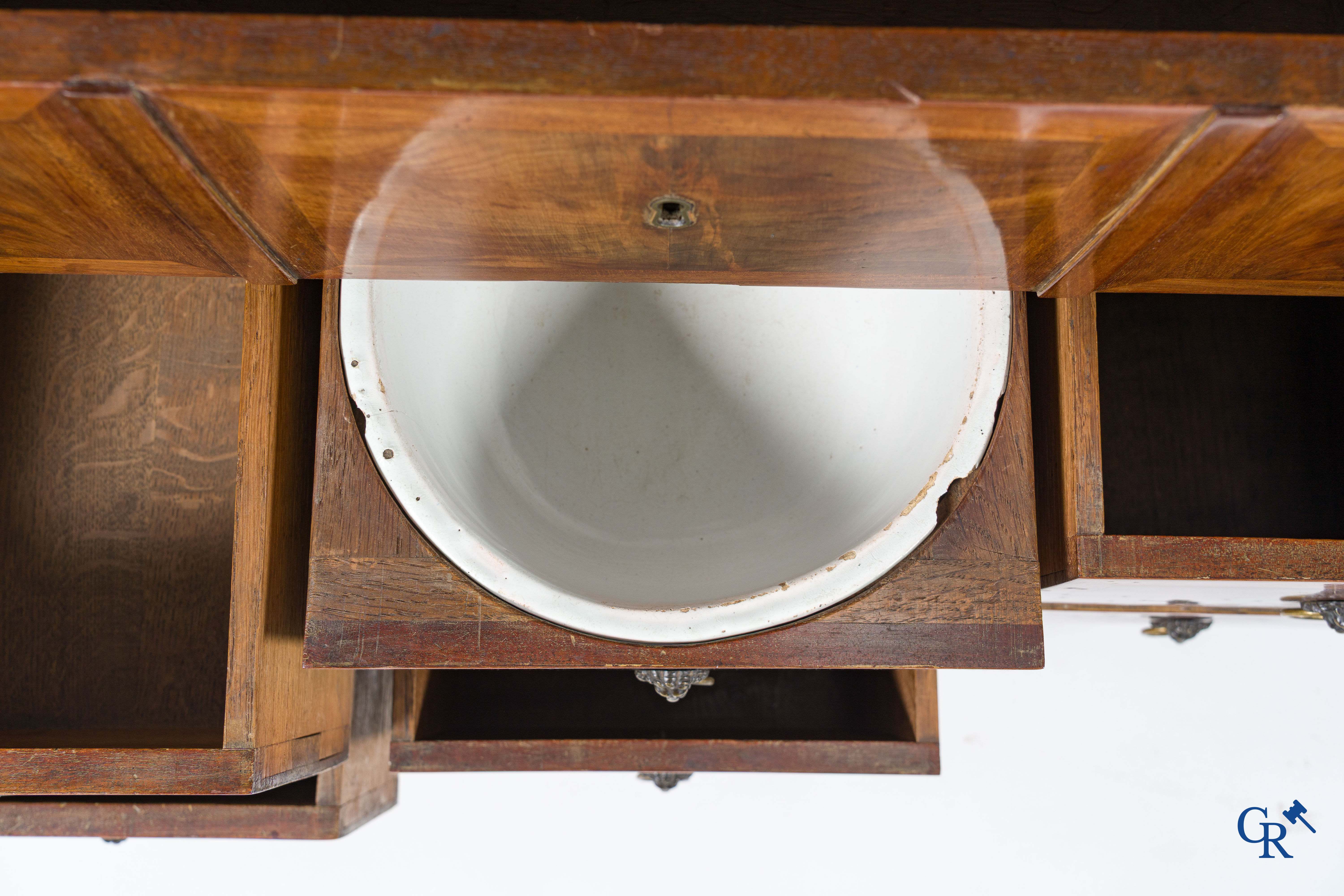 Chapuis, een mahonie houten herenkaptafel en dames toilettafel met geciseleerde bronzen. Empire, circa 1810.