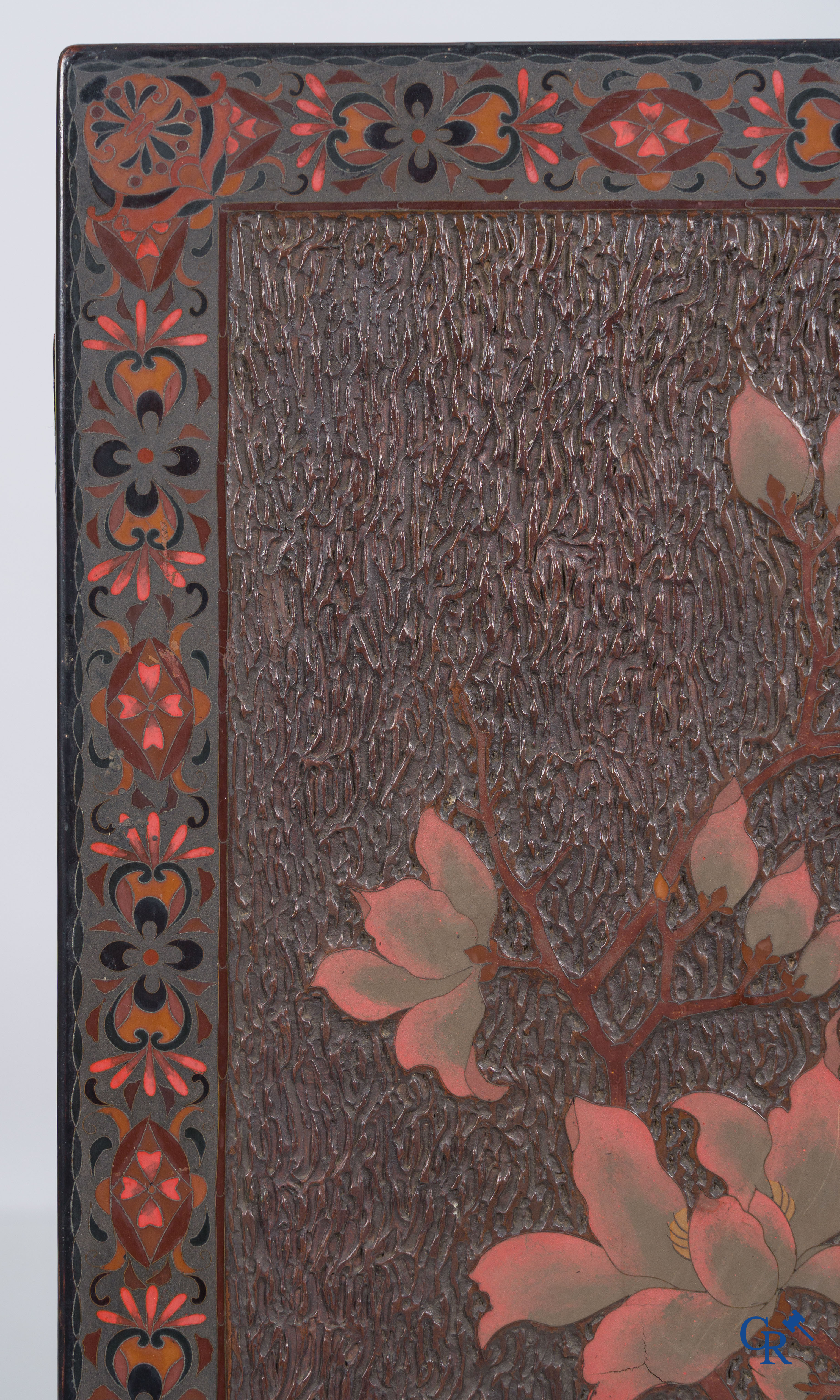 Aziatica, een groot houten paneel met lakwerk en inlegwerk. Bloemen en vlinder decor. 19e eeuw.