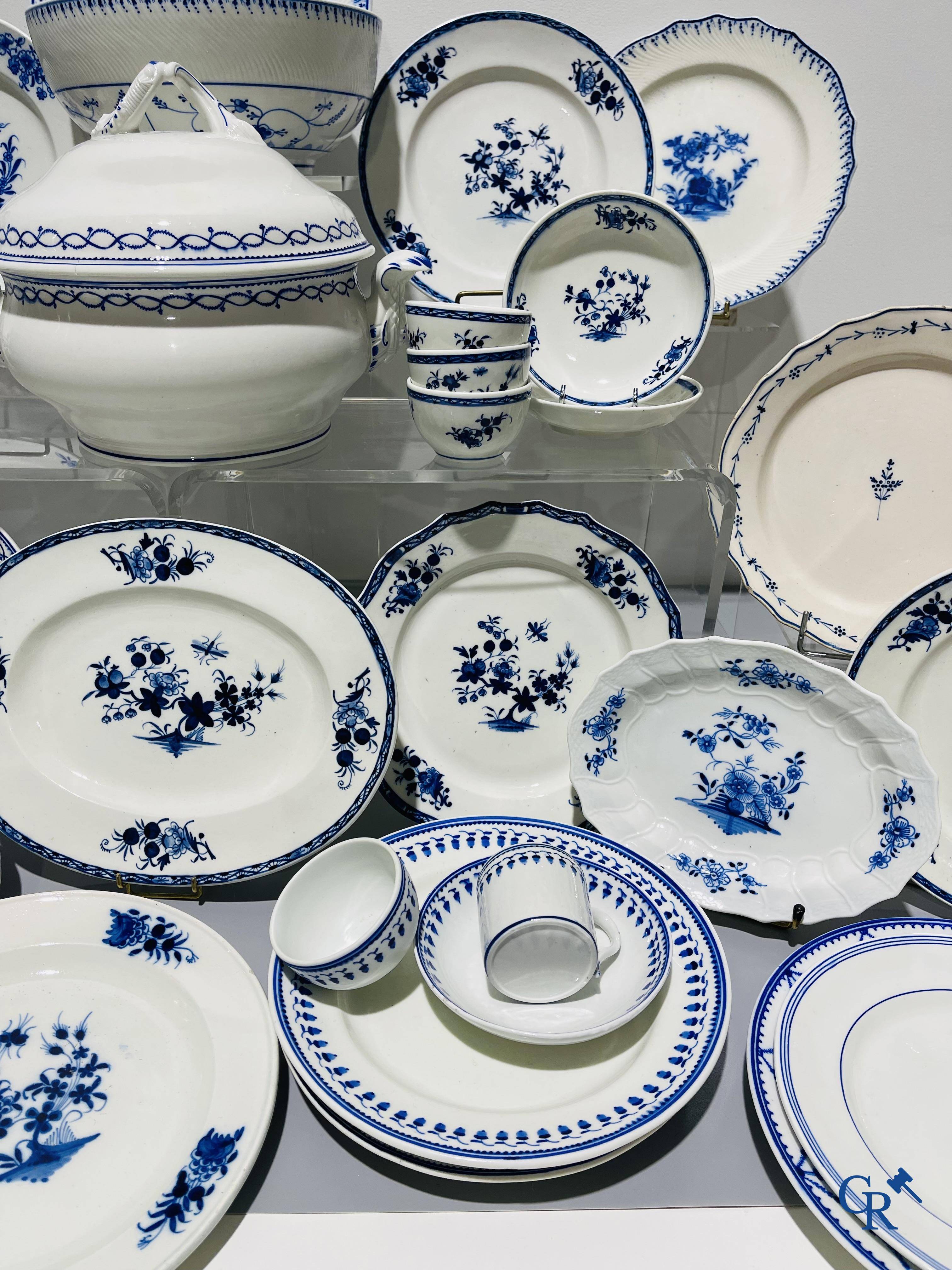 Europees porselein, Doornik. Een groot lot diverse stukken blauw wit porselein en faience. 18e - 19e eeuw.