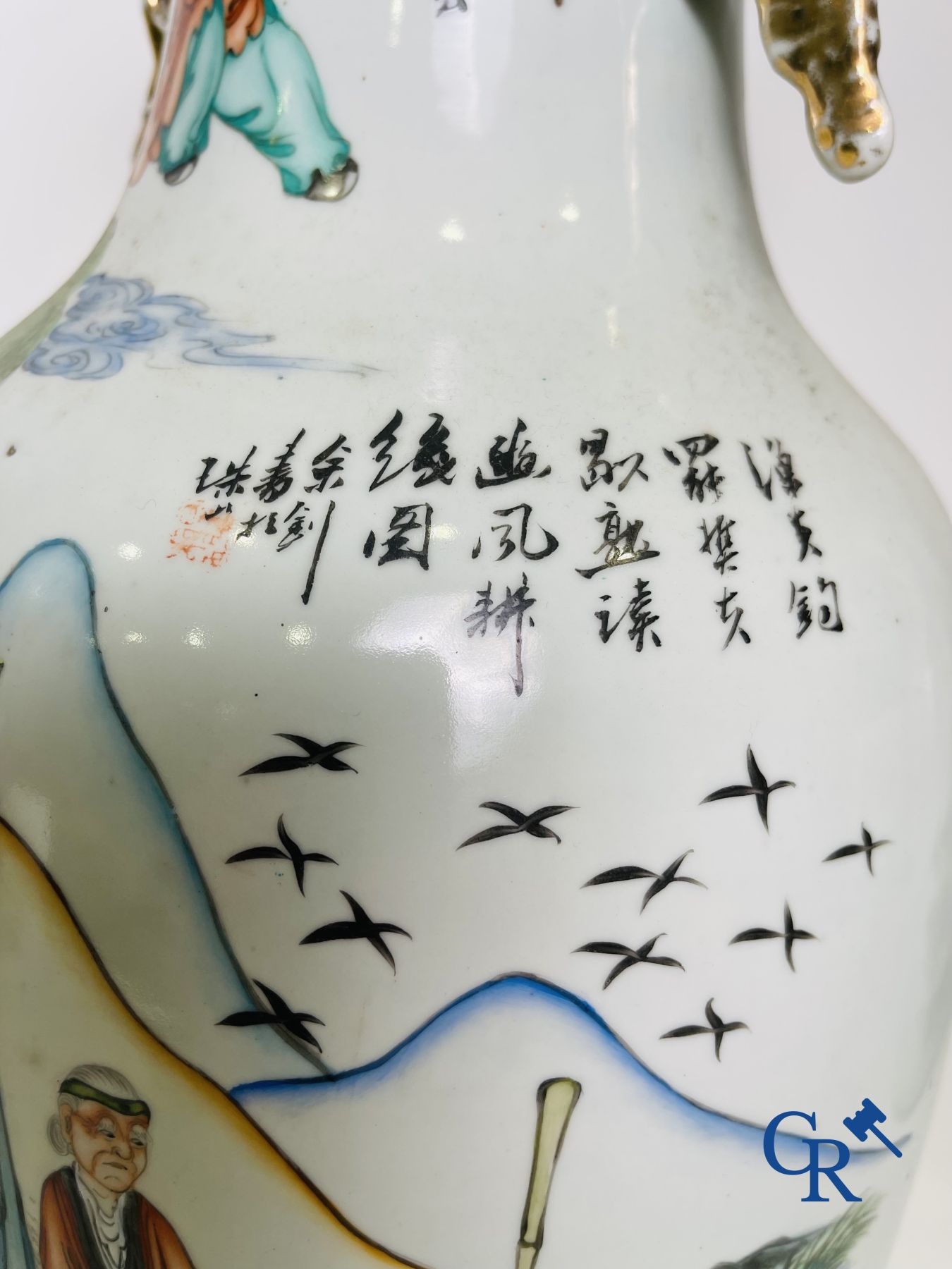 Porcelaine chinoise: Une paire de vases chinois au double décor.