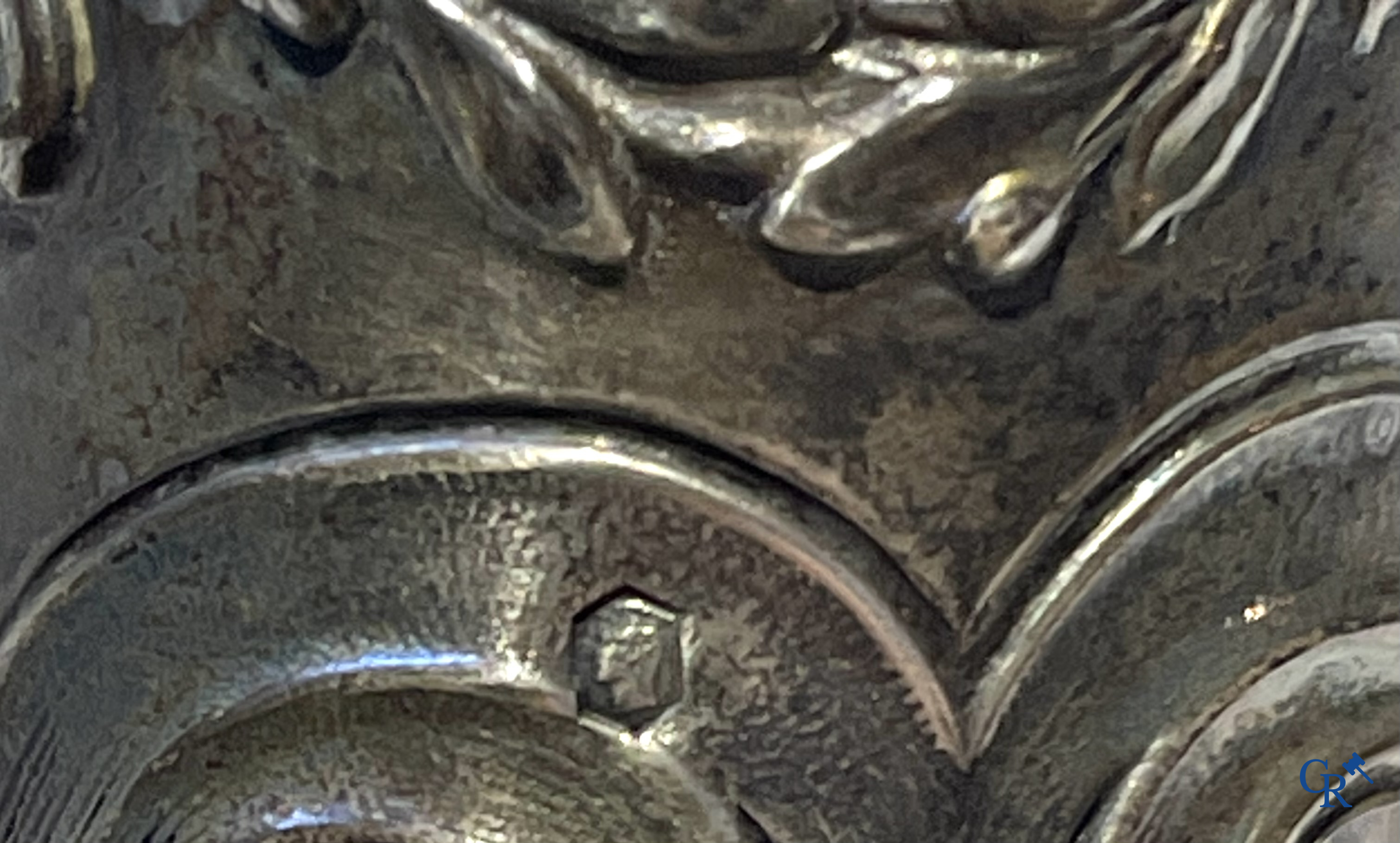 Un lot de brocante, carafe avec monture en argent, peinture, buste en bois, photo ancienne, etc.