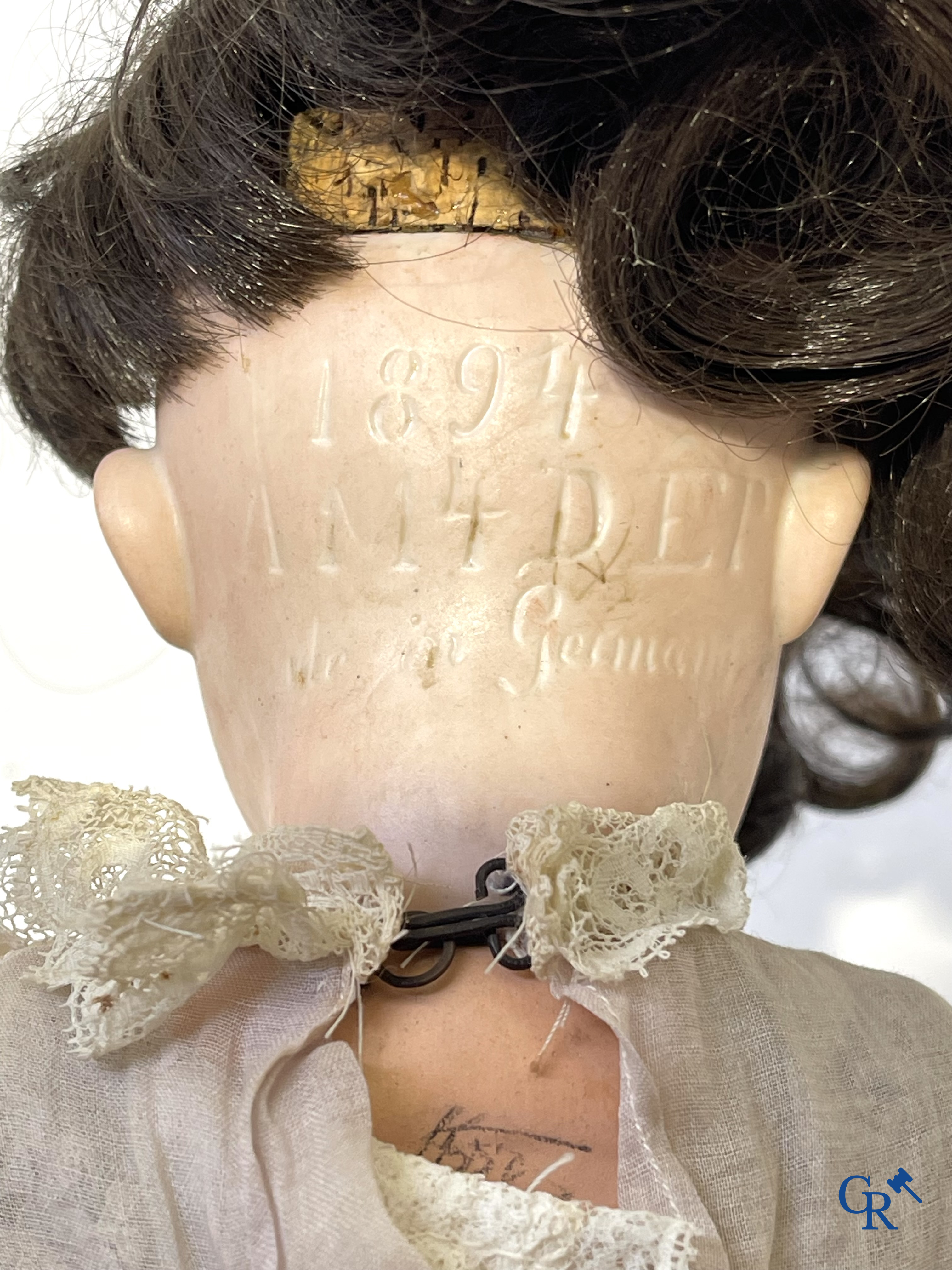 Vieux jouets, lot de 4 poupées anciennes avec tête en porcelaine, attributs de poupée, vêtements et autres.