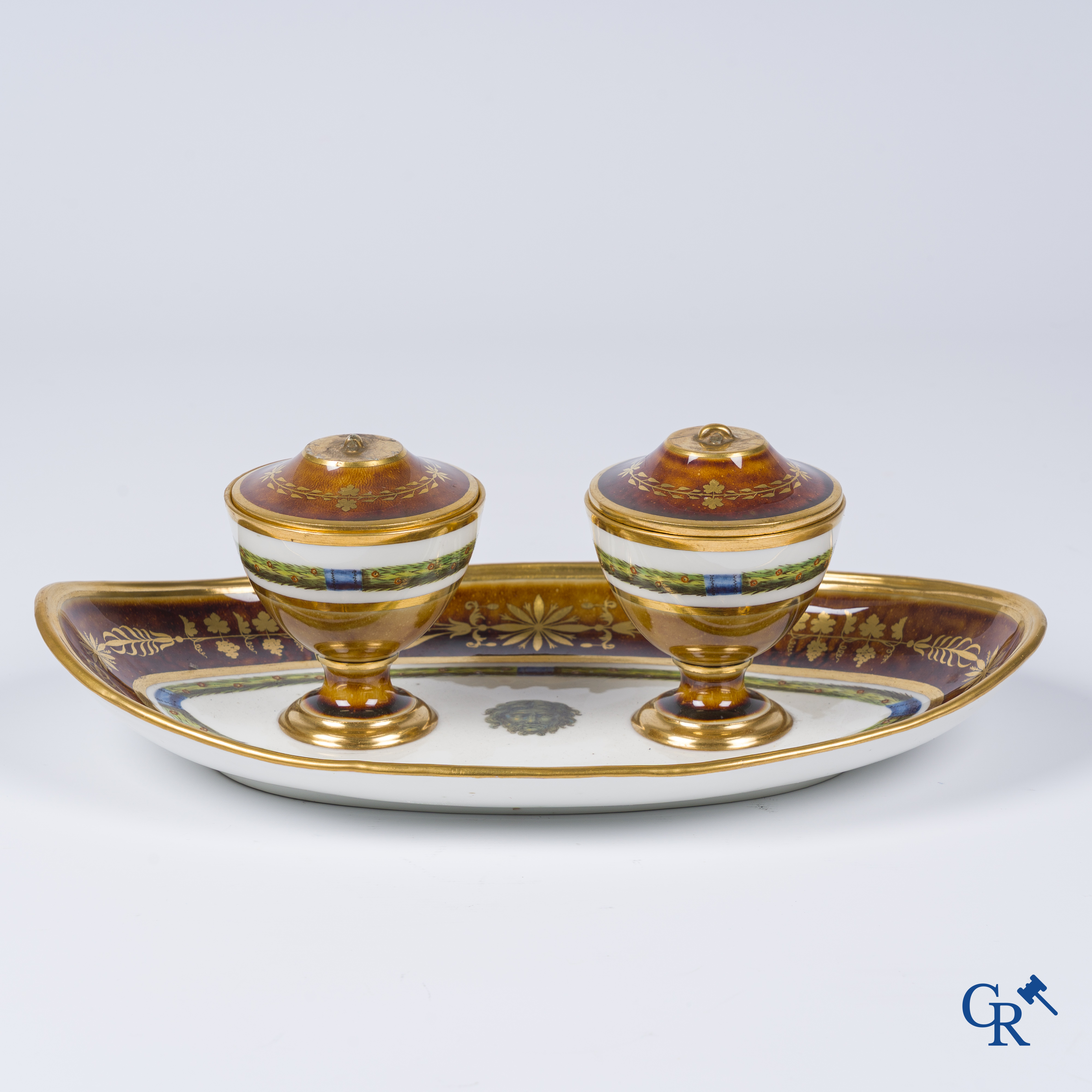 Manufacture nationale de Sèvres. Ovaal vormstuk in porselein met schildpadkleurige achtergrond. Consulaat, circa 1802.