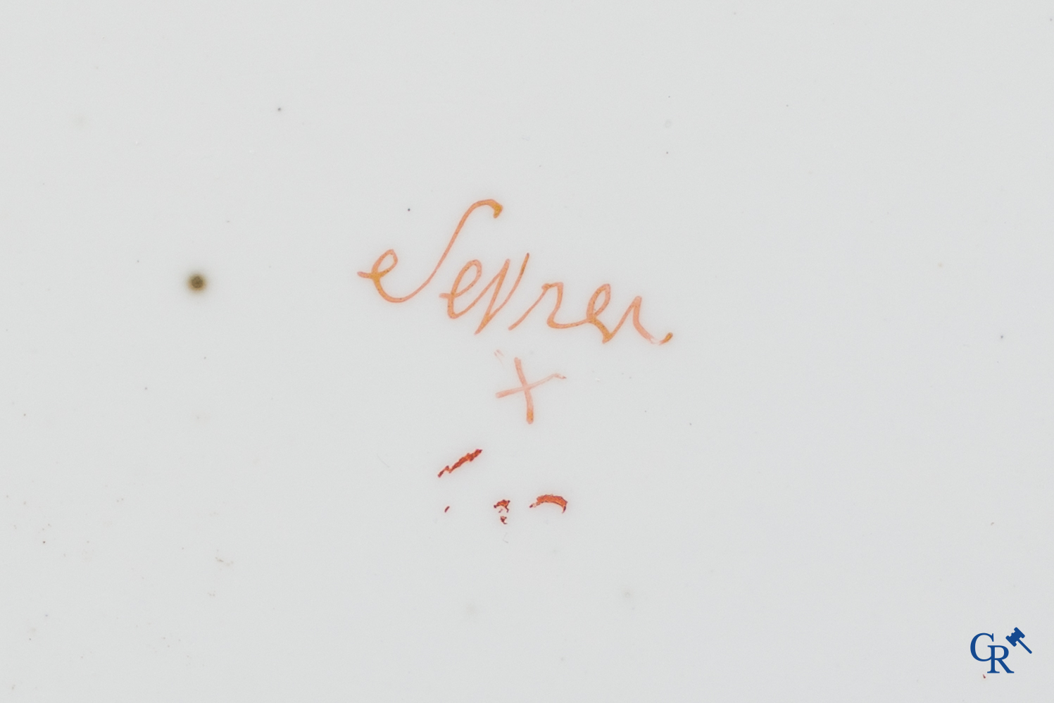 Manufacture nationale de Sèvres. Ovaal vormstuk in porselein met schildpadkleurige achtergrond. Consulaat, circa 1802.