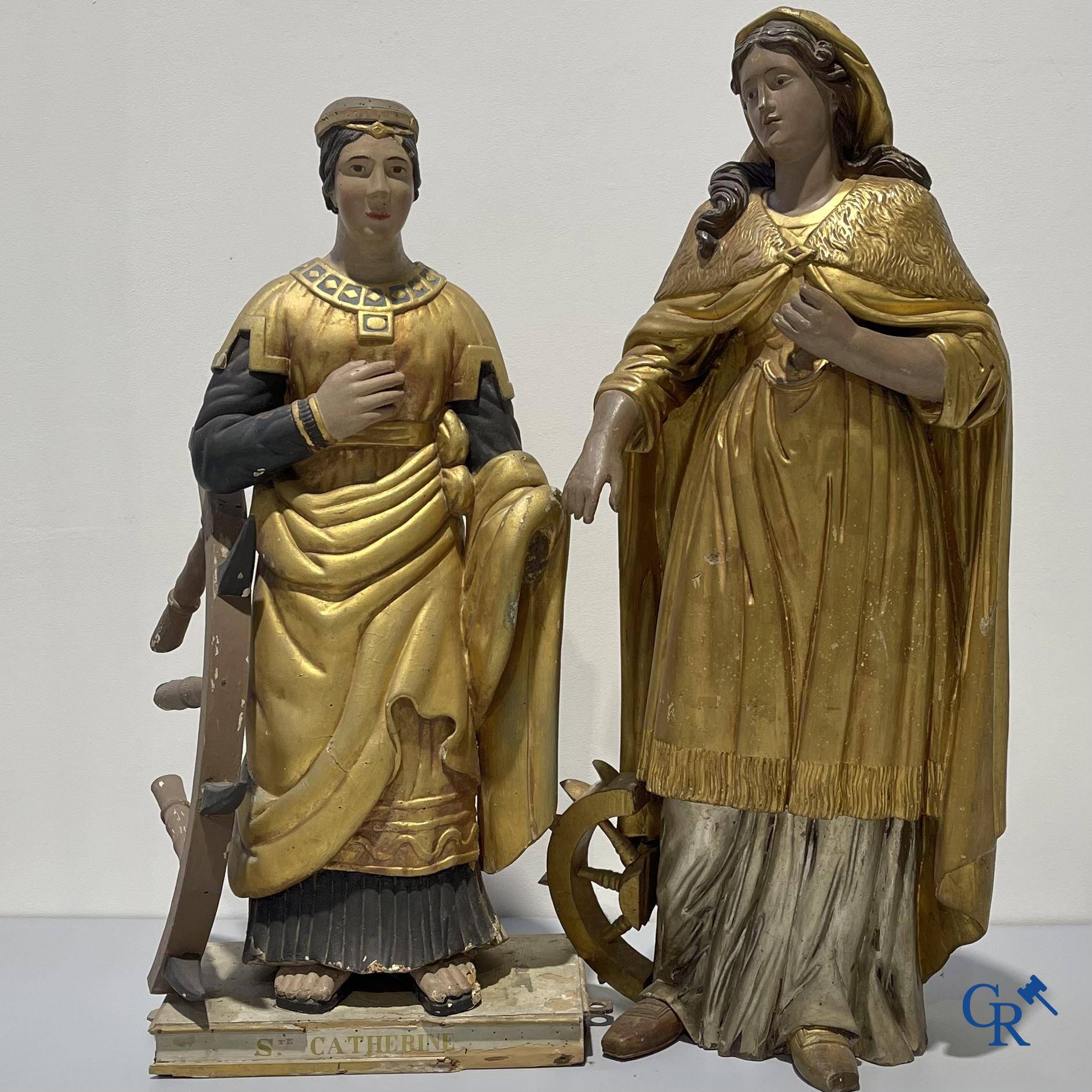 2 houtgesculpteerde polychrome beelden, Sint Catharina van Alexandrië voorstellend. Eind 18e - Begin 19e eeuw.