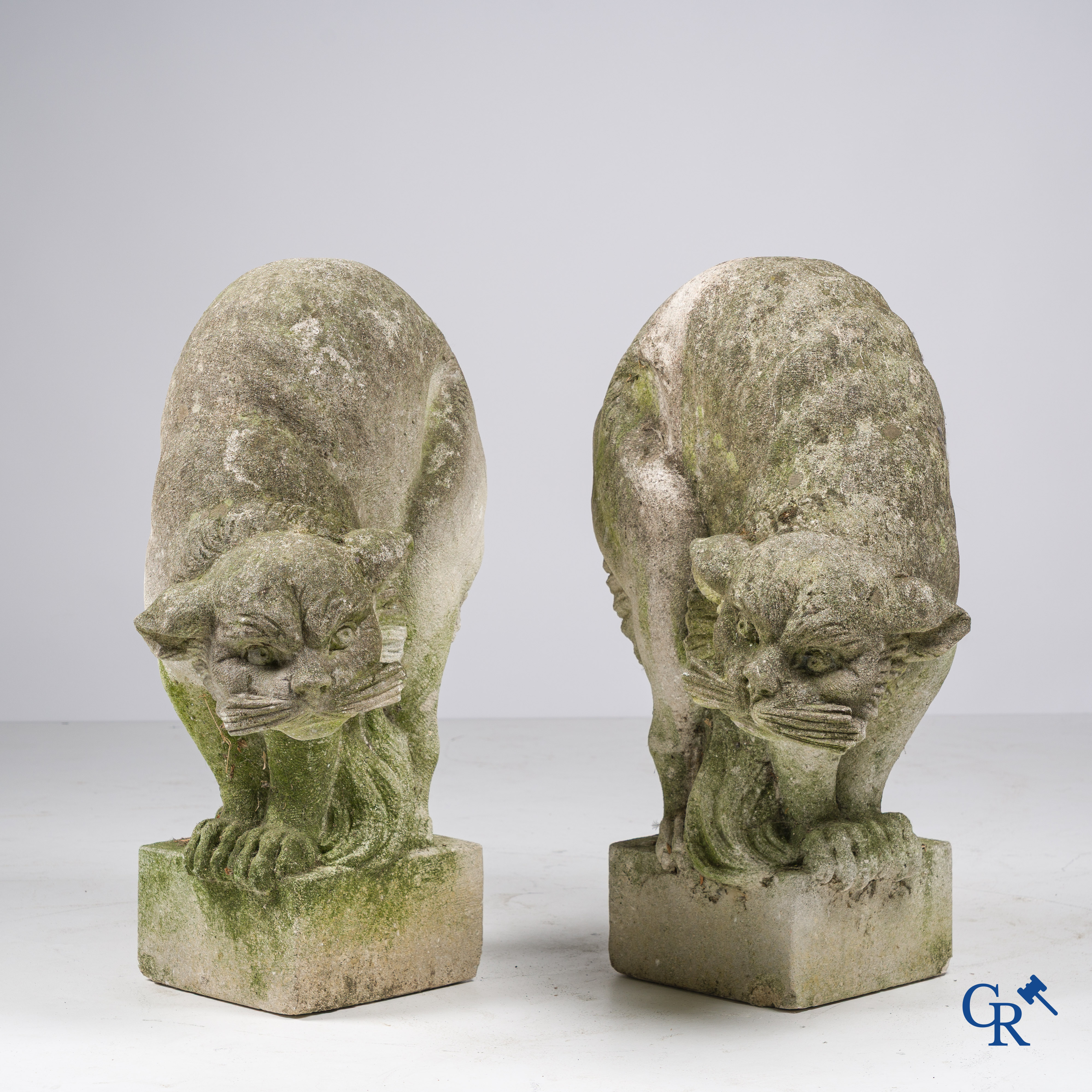 Uitzonderlijk paar grote ornamenten met voorstellingen van katten in handgesculpteerd kalksteen. Circa 1900.