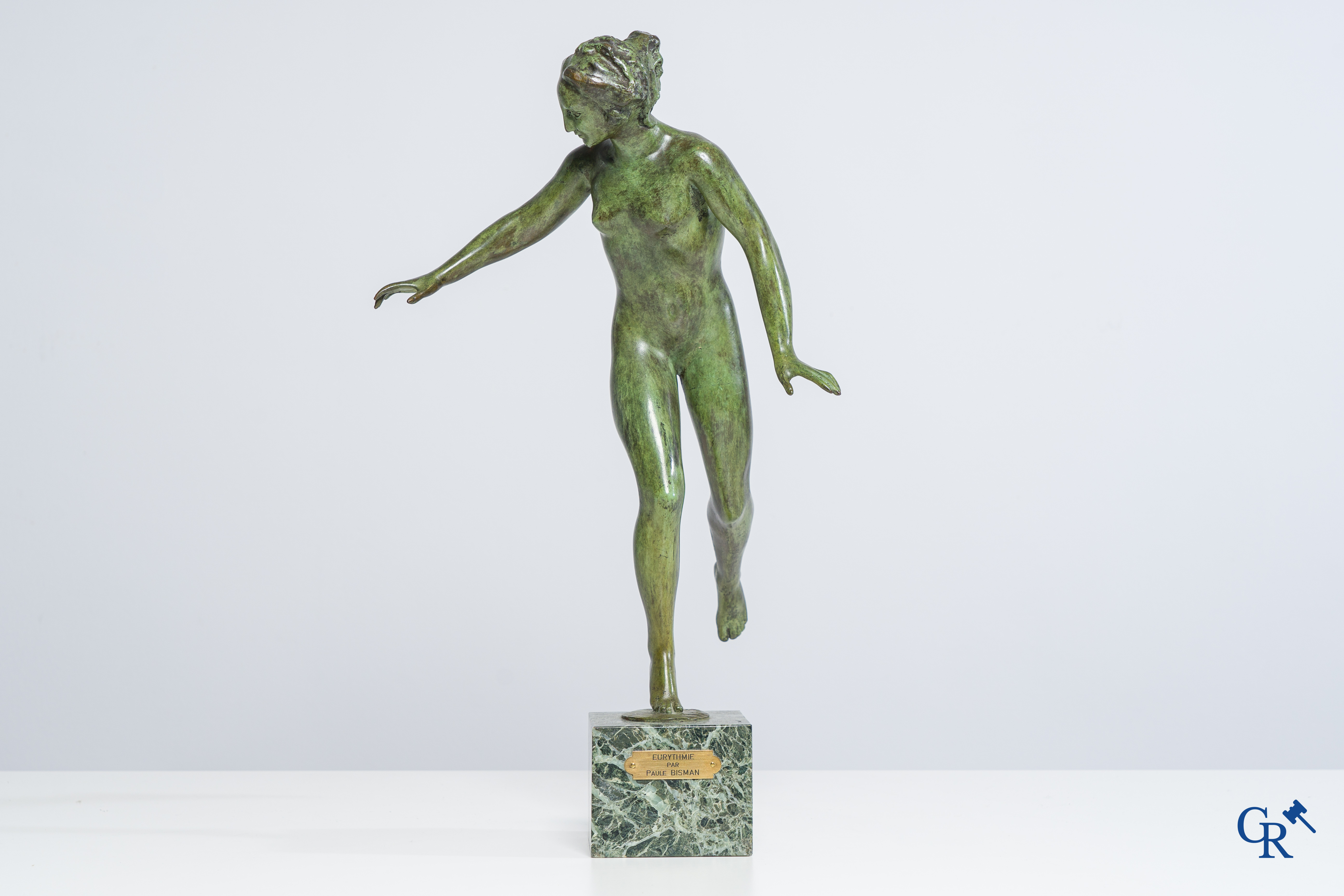 Paule Bisman (1897-1973)(*): Eurythmie, Sculptuur in groen gepatineerde brons.