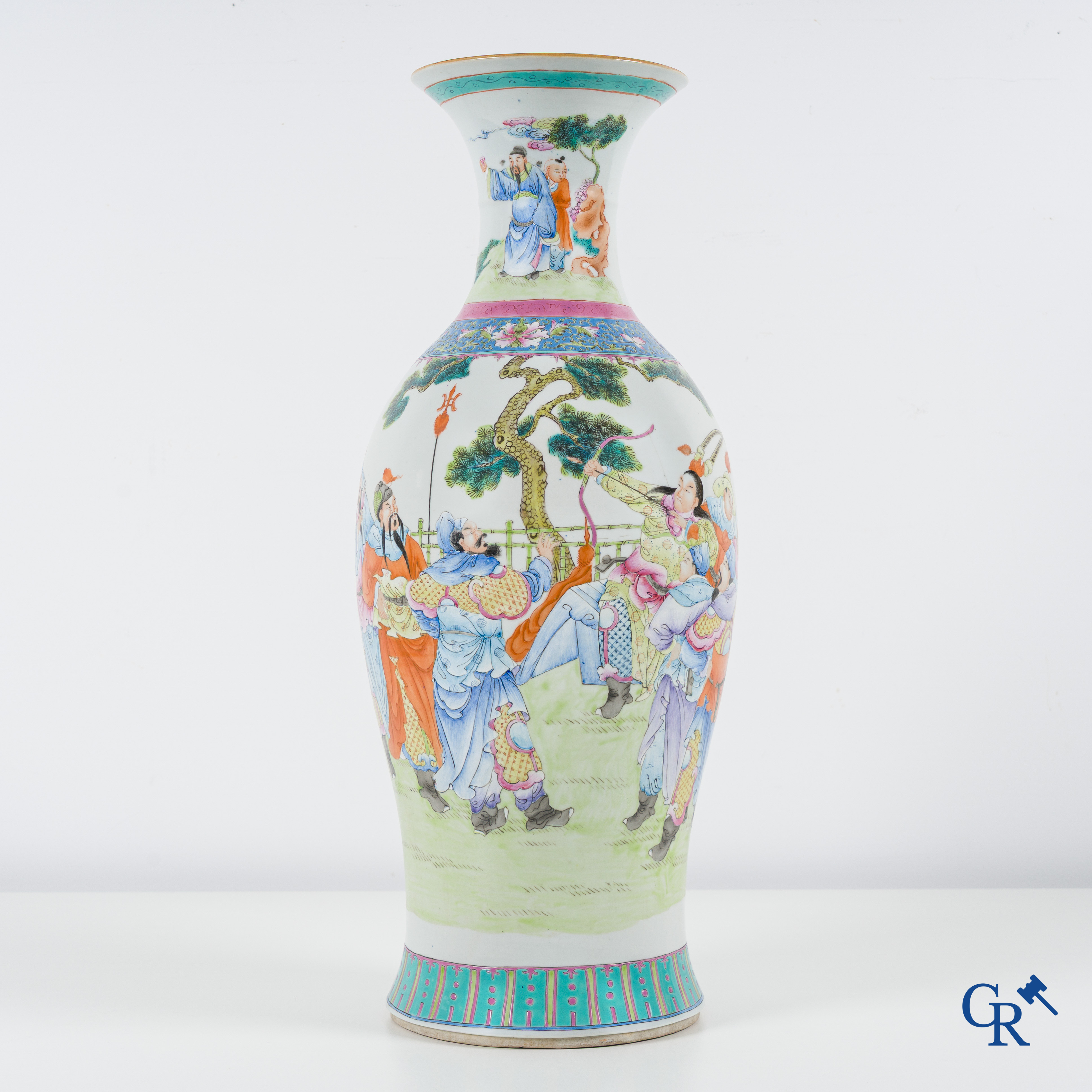 Art Asiatique, un vase en porcelaine famille rose avec des guerriers.