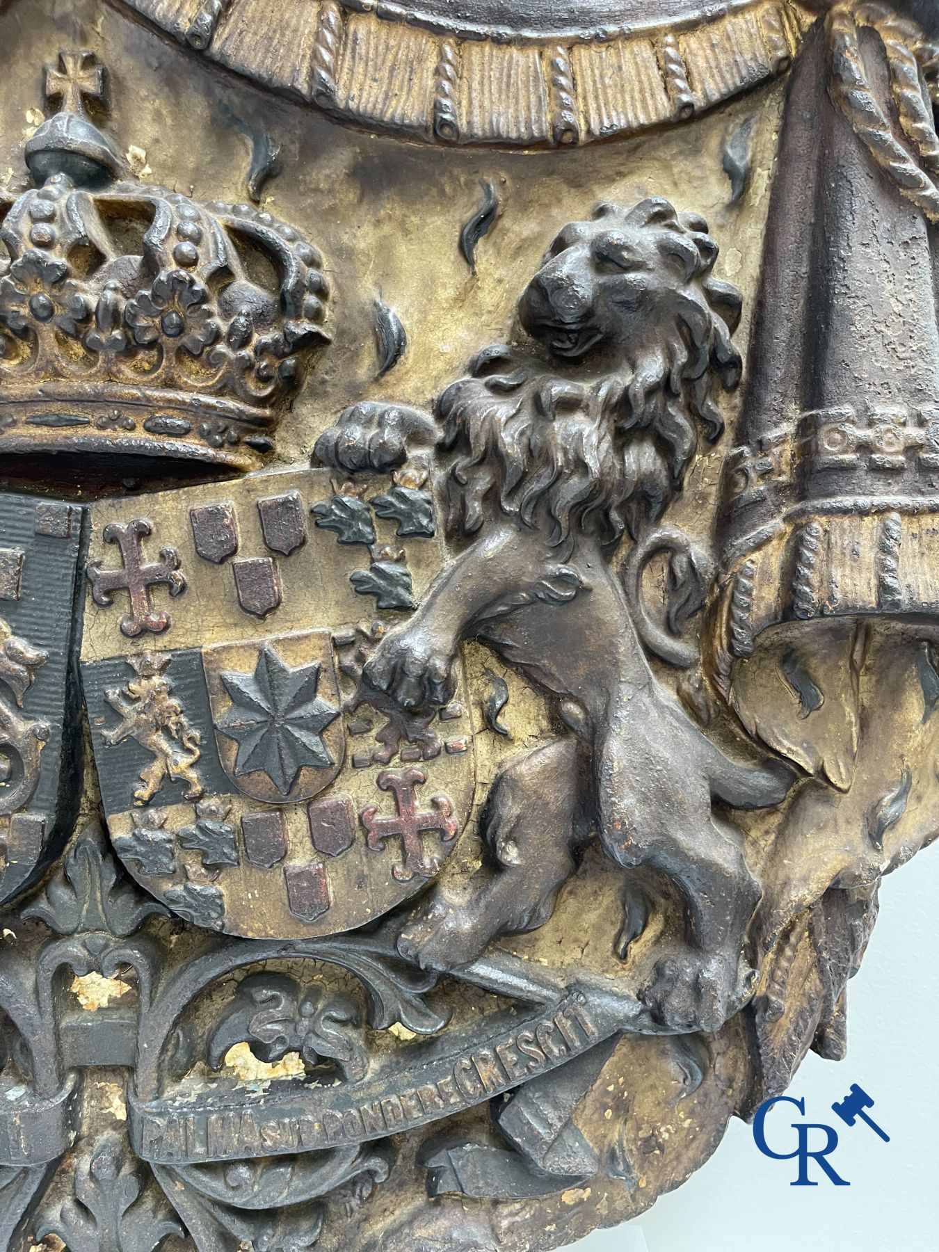 Exceptionally Royal Coat of Arms in dented and polychrome cast iron. the Netherlands, 19th century.