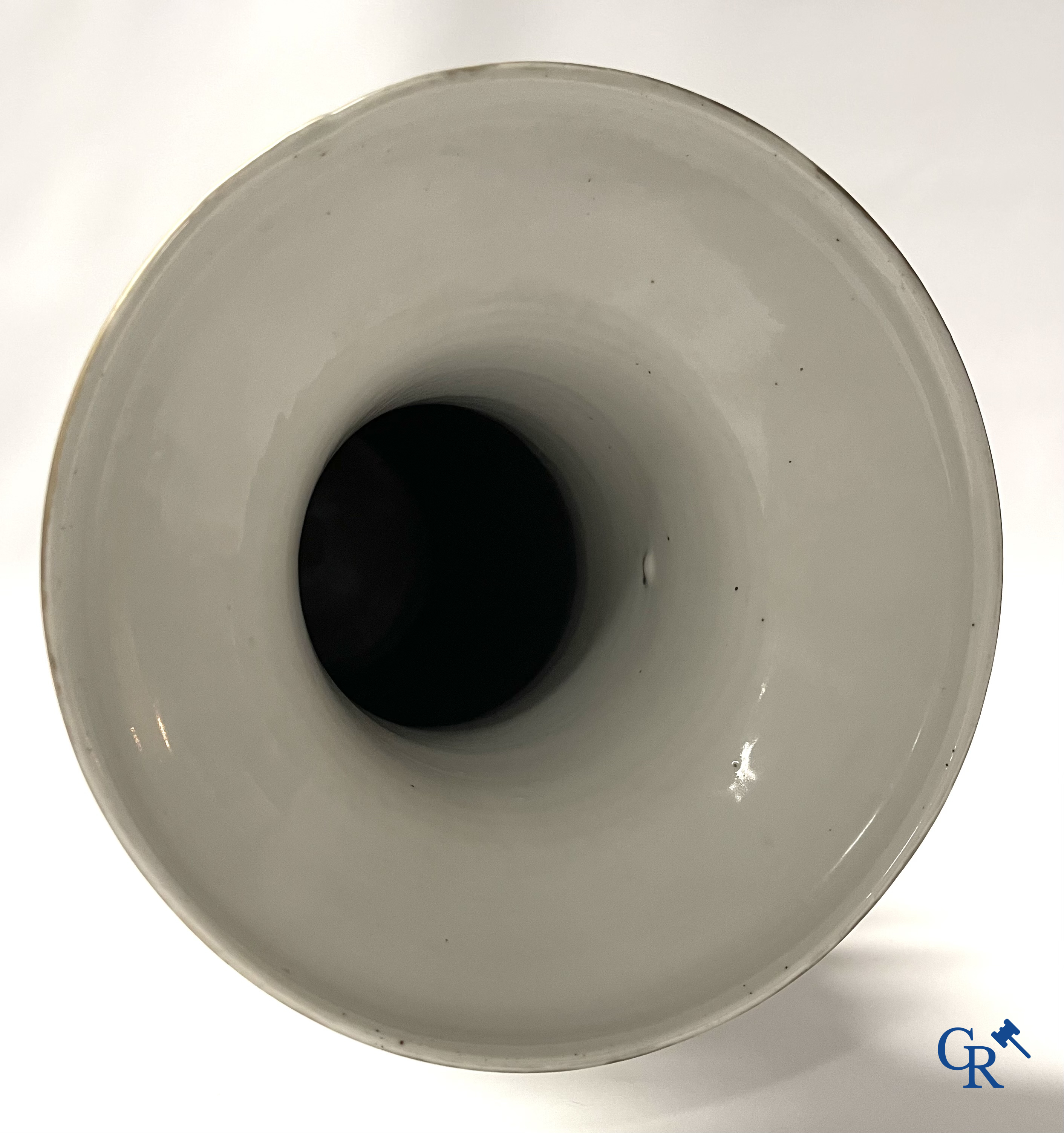 Aziatica, 2 Chinese famille rose vazen gedecoreerd met antiquiteiten en een kalligrafische tekst. 19e eeuw.