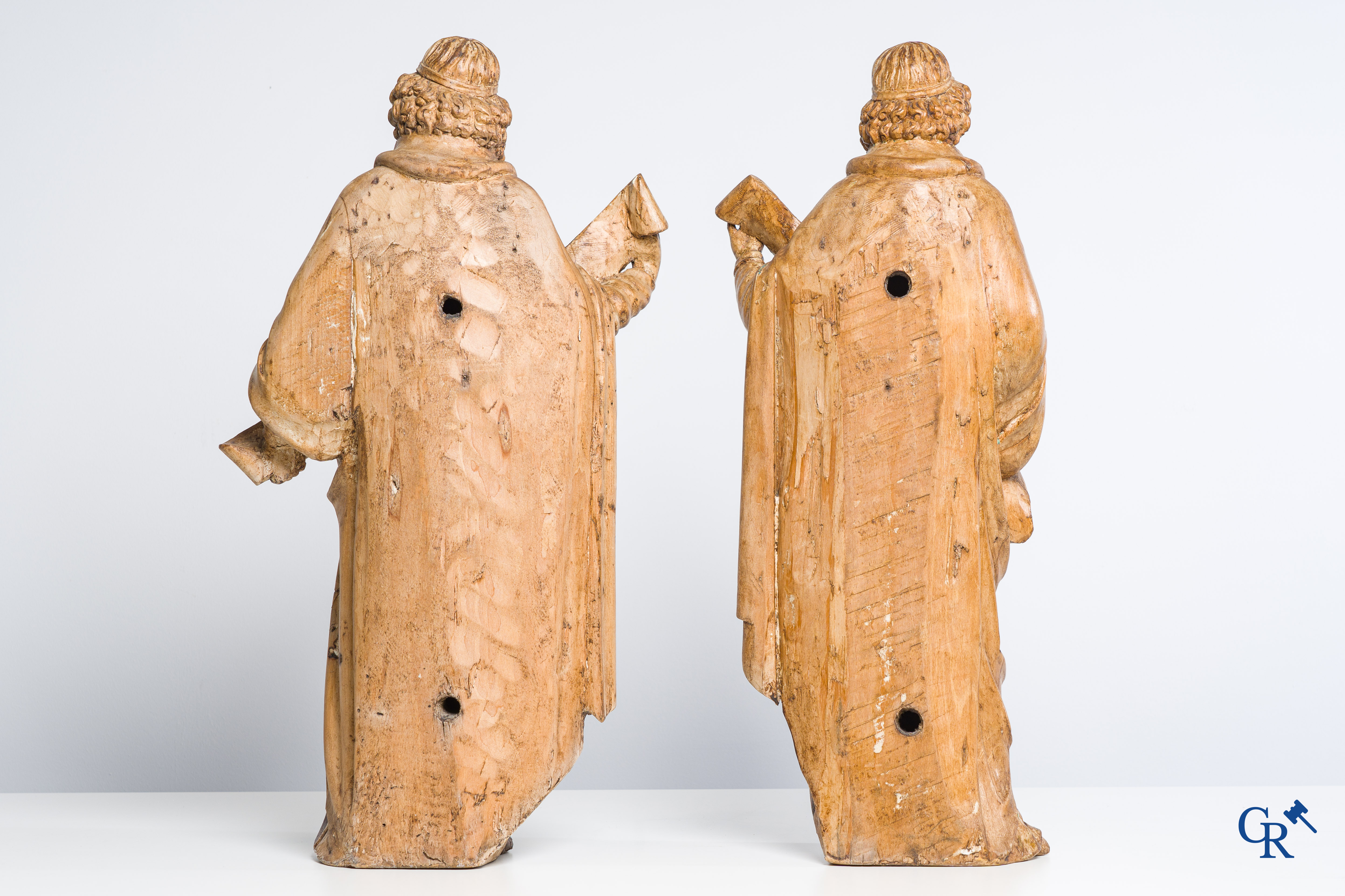 Religious objects. A pair of wood-carved angels. Late 18th, early 19th century.