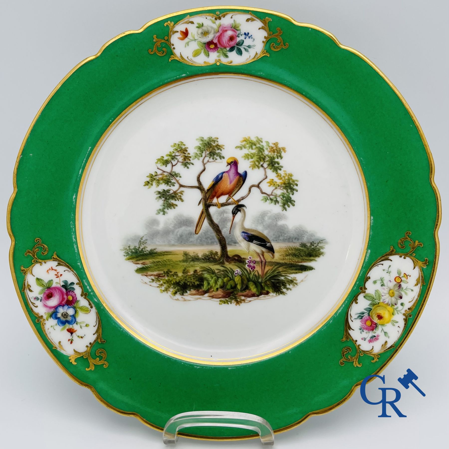 3 assiettes en porcelaine de Paris dans le style de Sèvres. XIXème siècle.