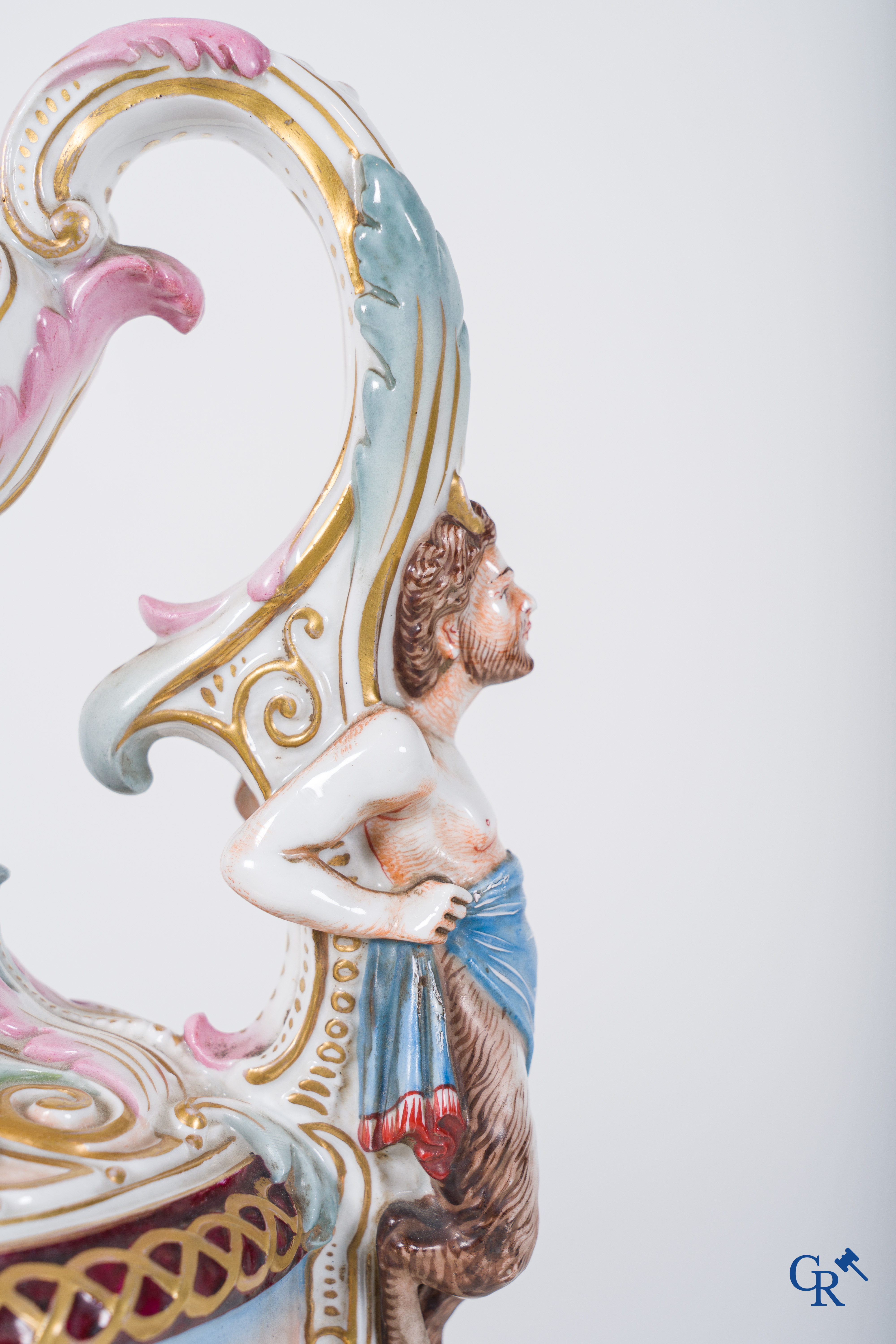 Une cruche ou aiguière en porcelaine de Naples, de style Renaissance. Fin du 19ème siècle.