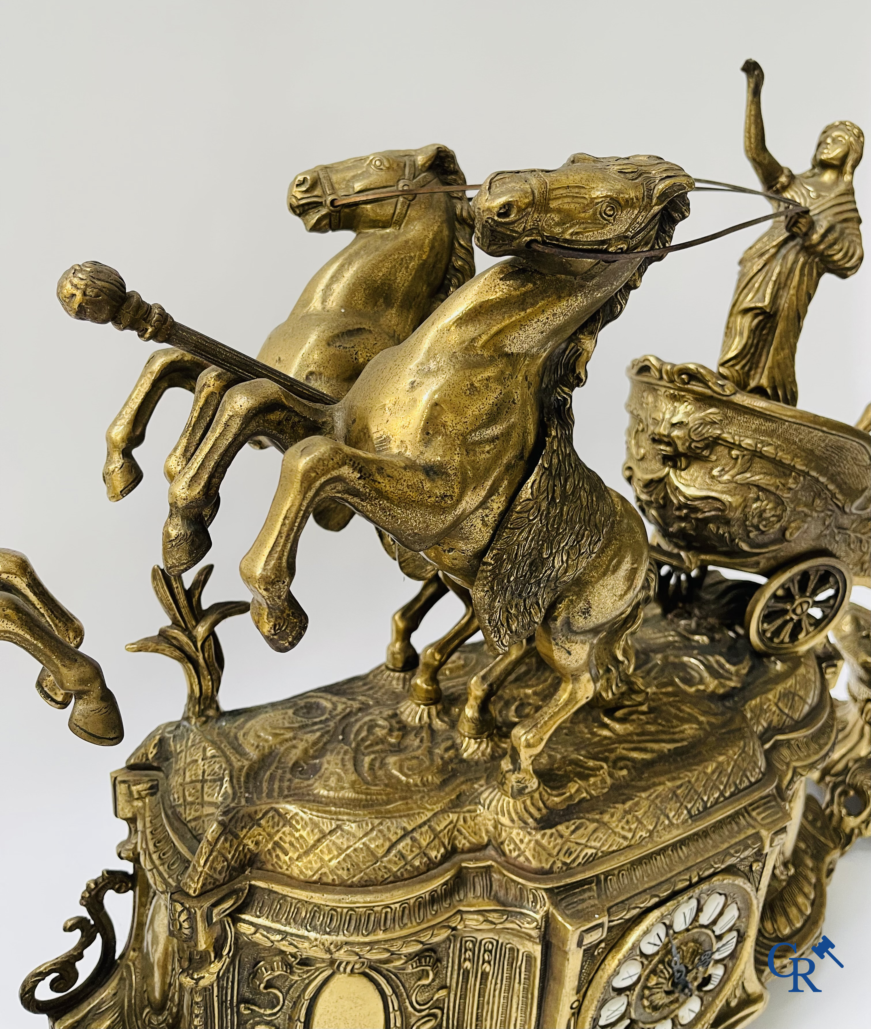 Grande garniture de cheminée en bronze. "Chariot". 20ème siècle.