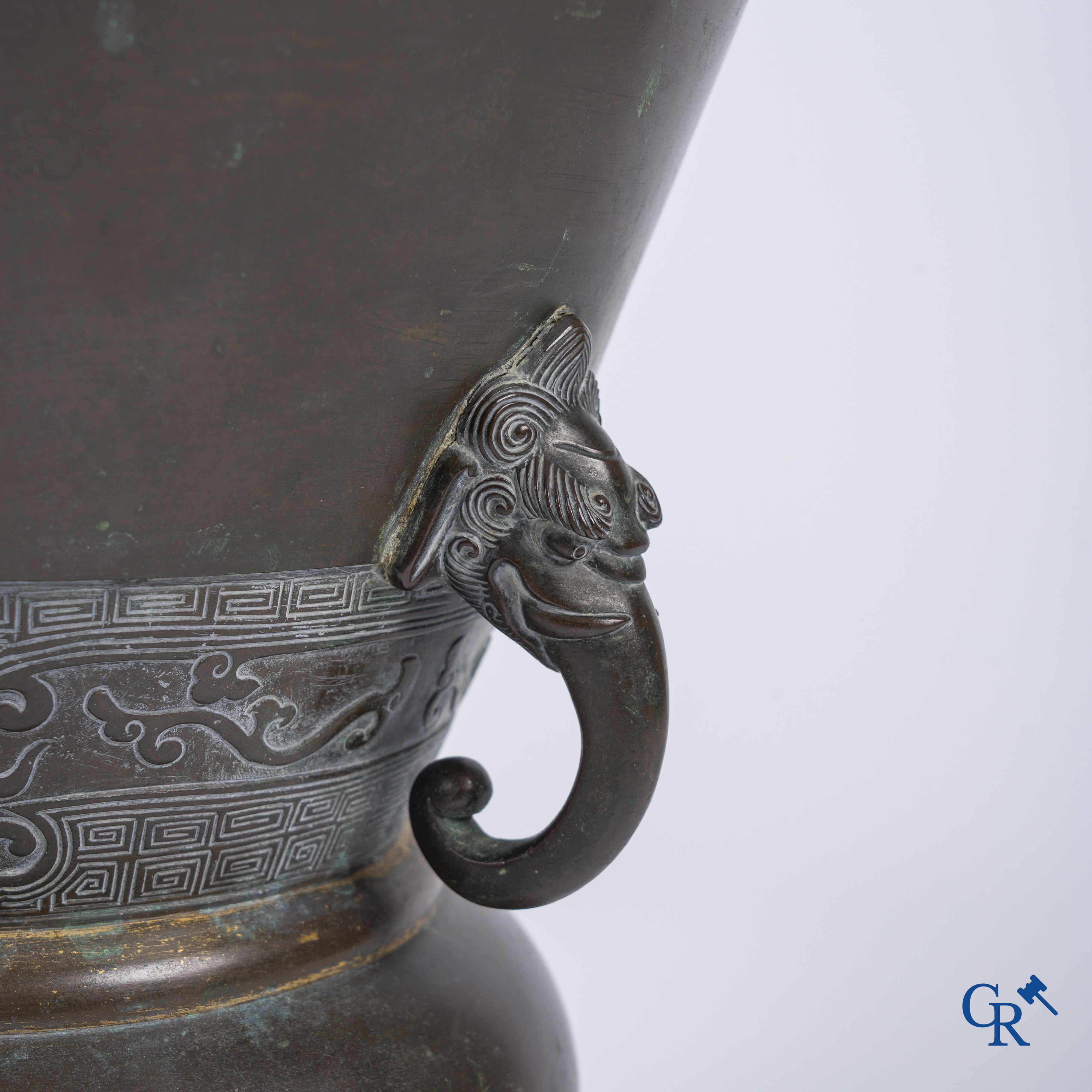 Aziatica, Een Chinese bronzen vaas met verguldsel. (inscripties in inkt op de bodem)