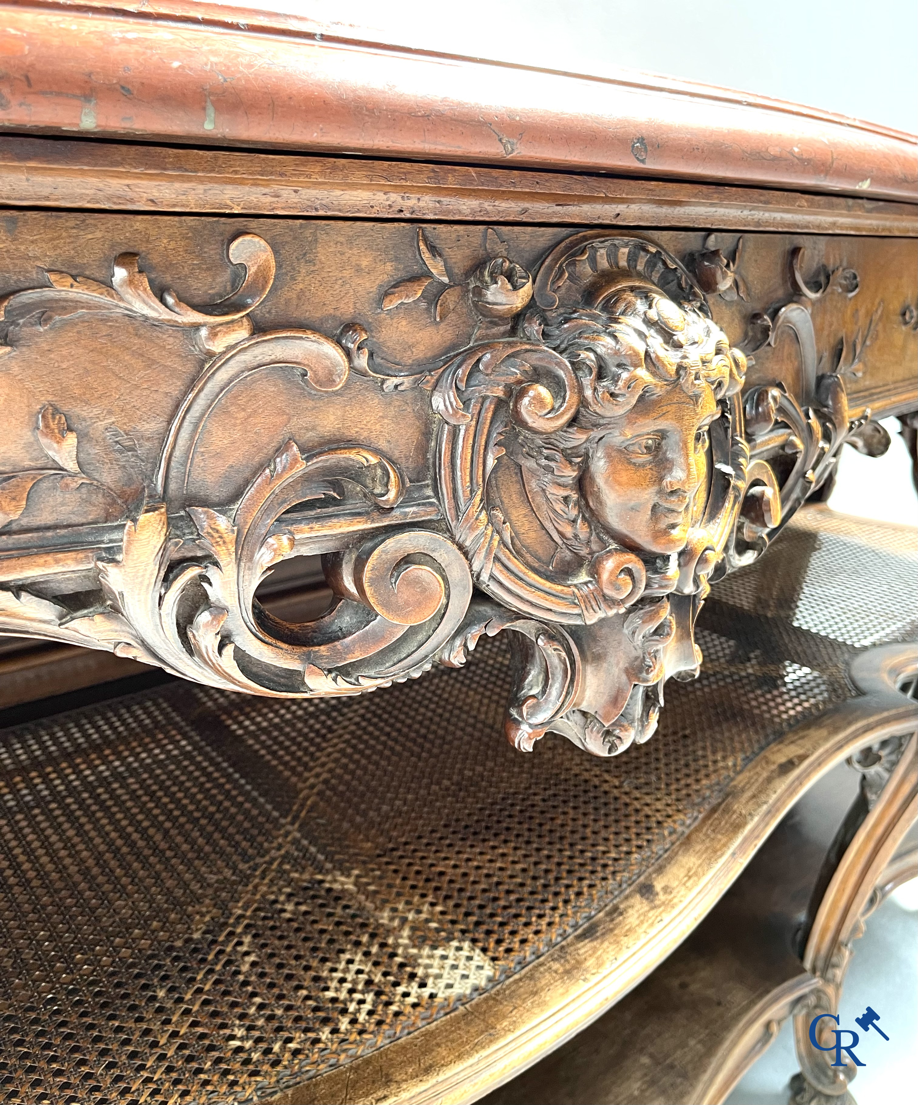 Maison Roll, 42, Rue Faubourg St. Antoine Paris. Een uitzonderlijk desserte meubel in gesculpteerd notelaar. LXVI-Stijl.