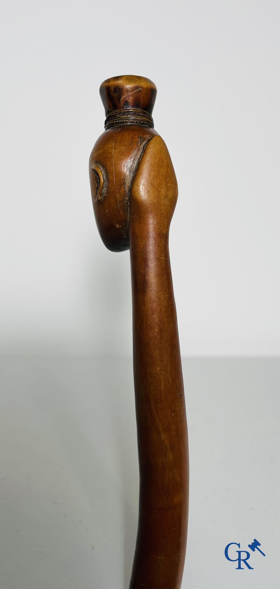 Art africain: Un bâton en bois sculpté.